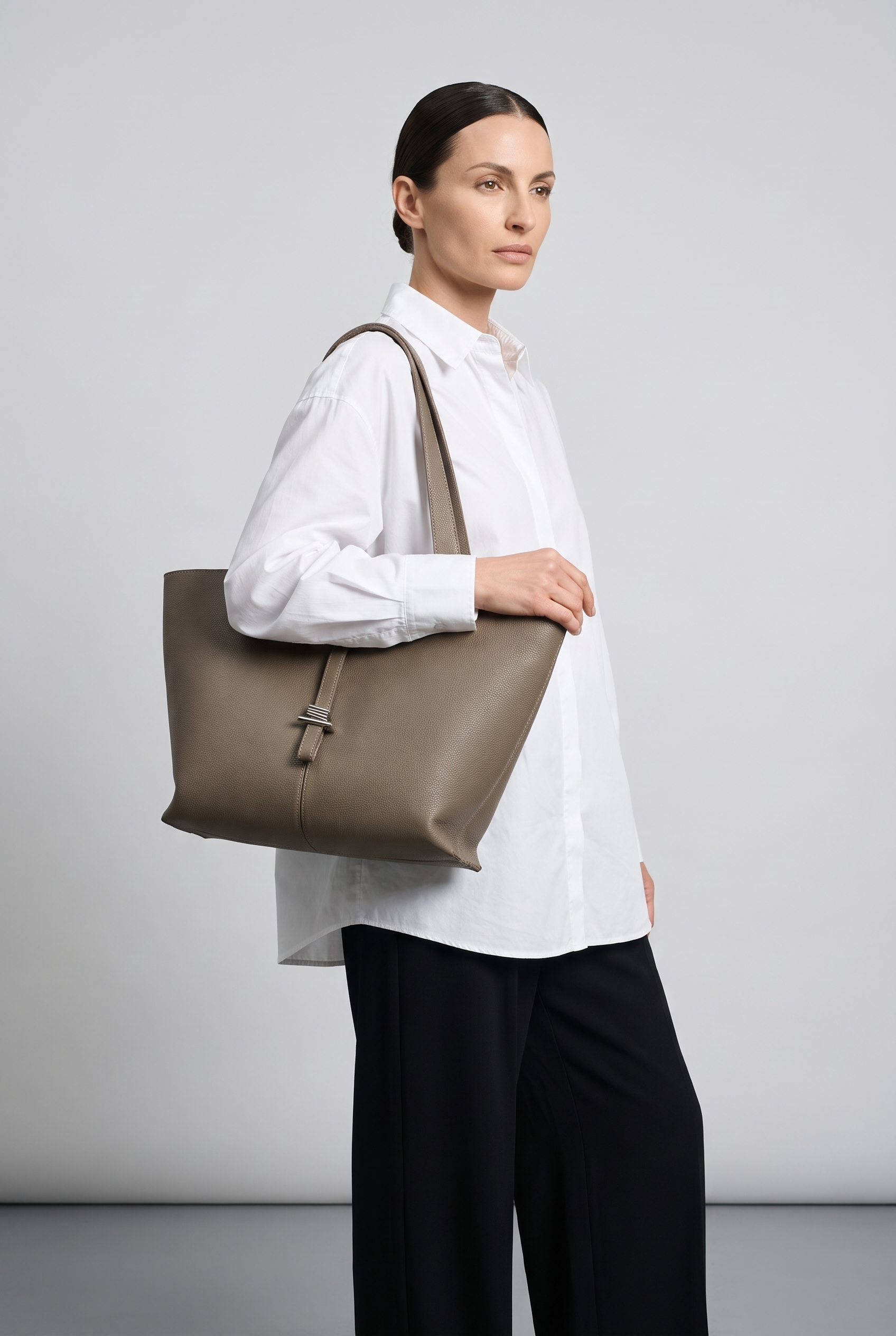 Sac CELESTE gris, porté, de face