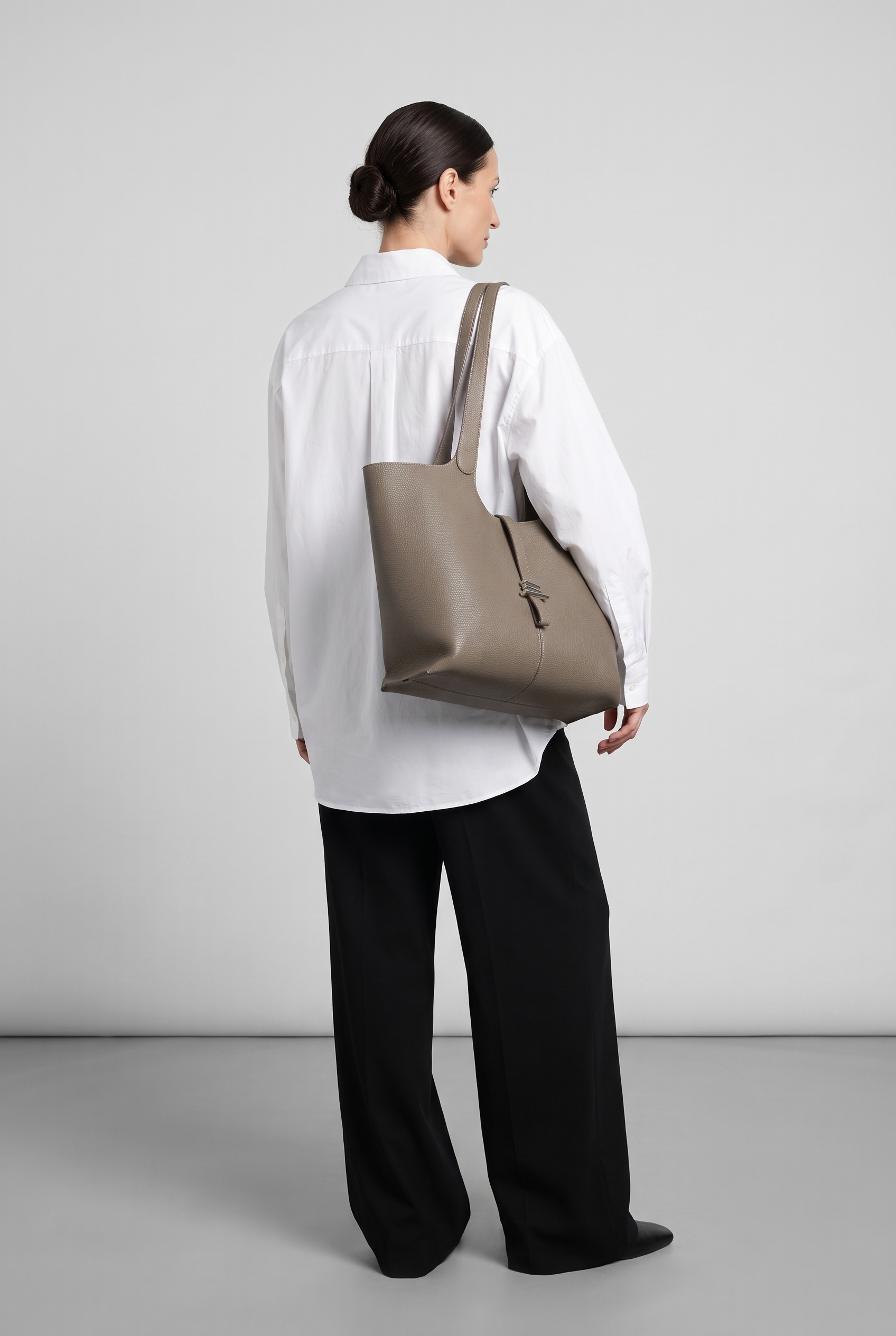 Sac CELESTE gris, porté, de dos