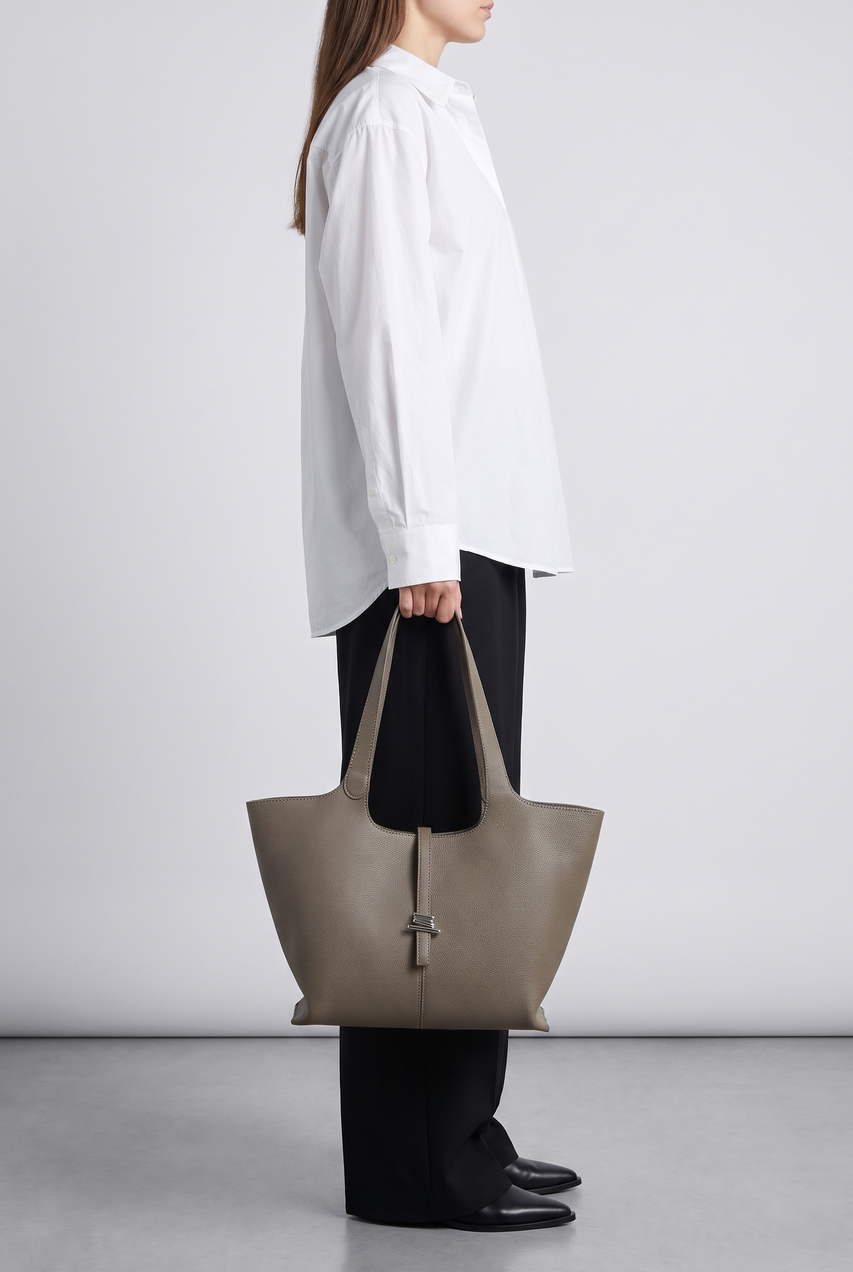 Sac CELESTE gris, porté à la main