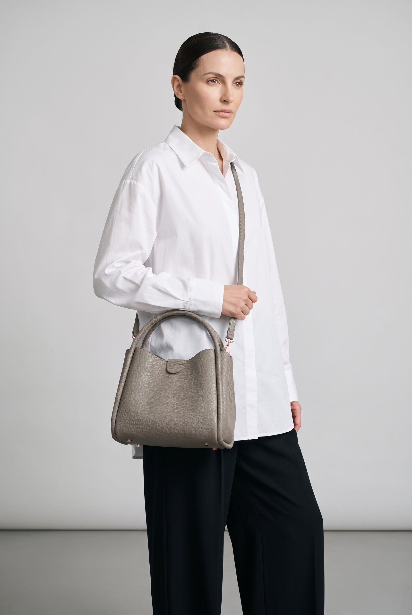 Sac CLARA gris, porté, de face