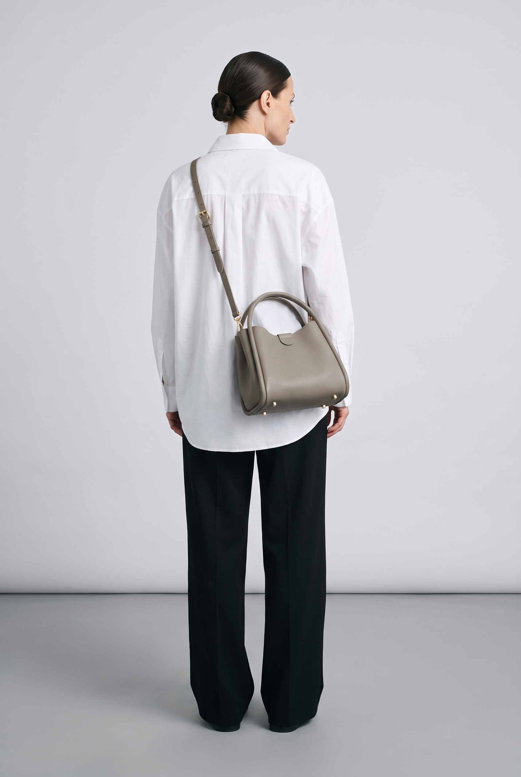 Sac CLARA gris, porté, de dos