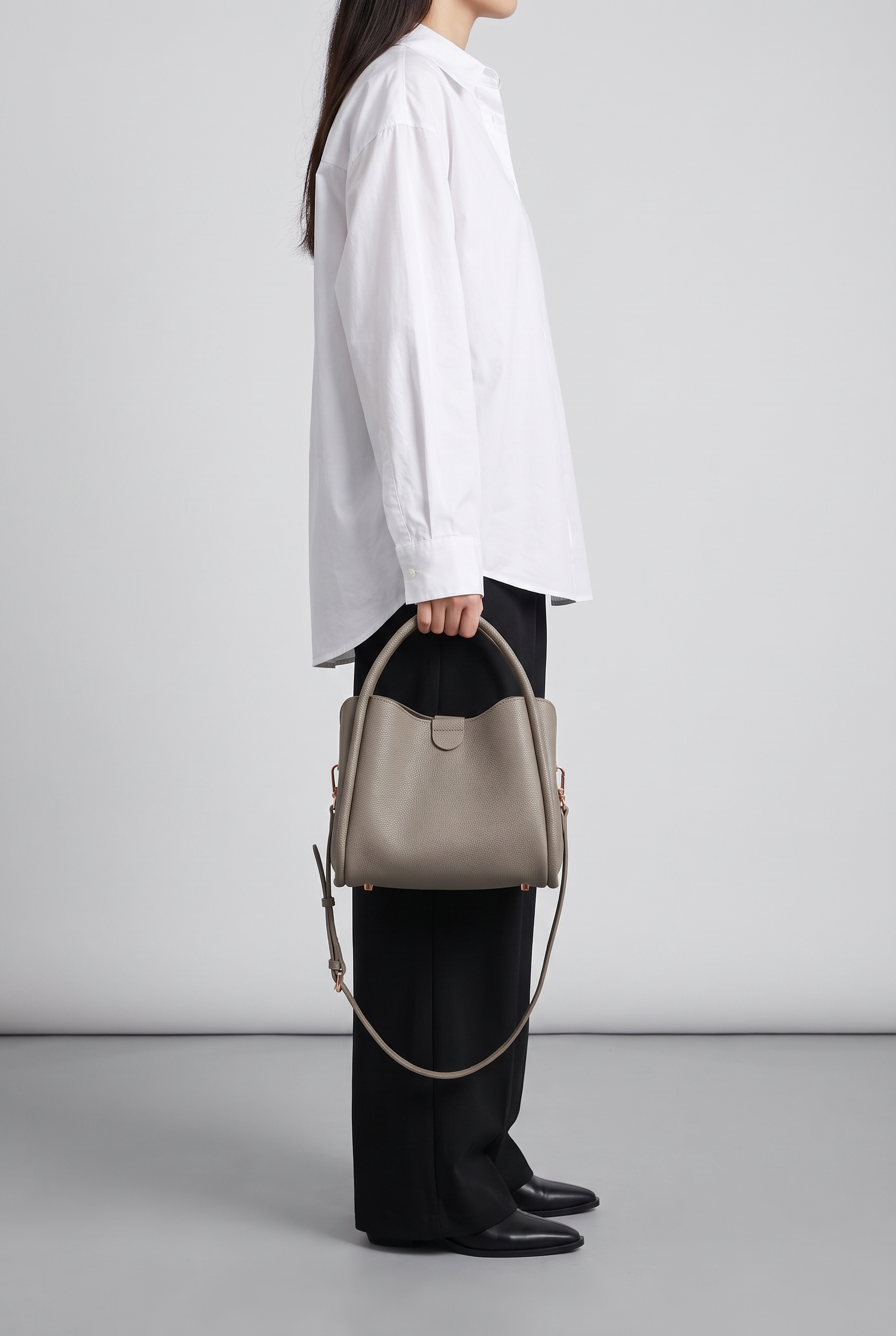 Sac CLARA gris, porté à la main