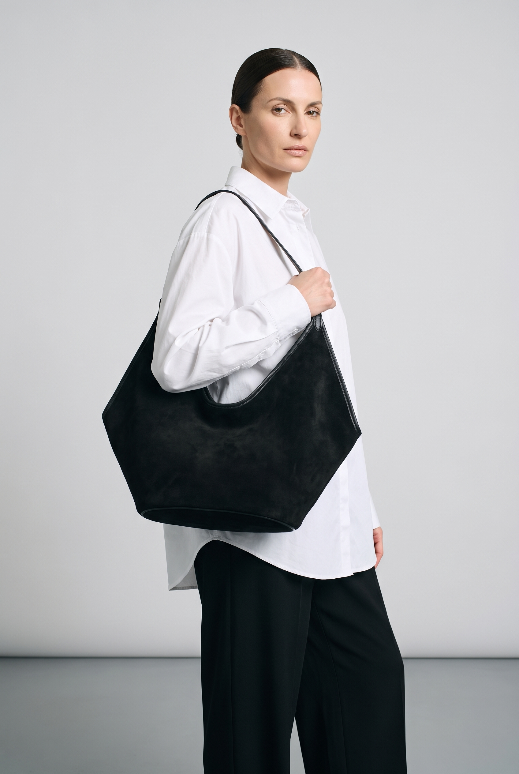 Sac ELISE noir, porté, de face