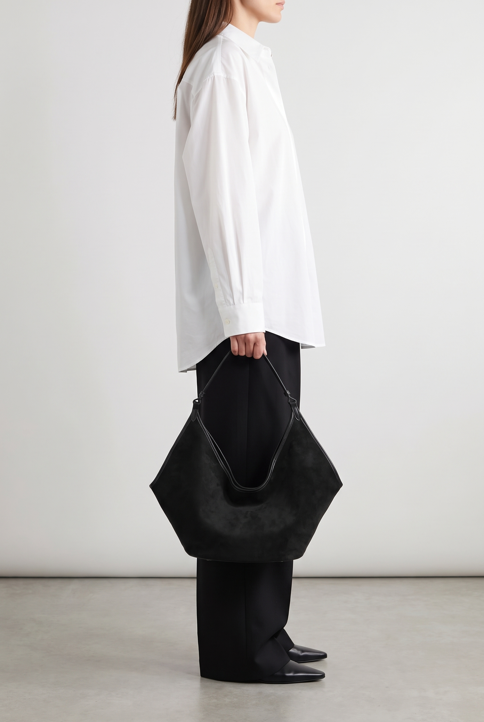 Sac ELISE noir, porté à la main