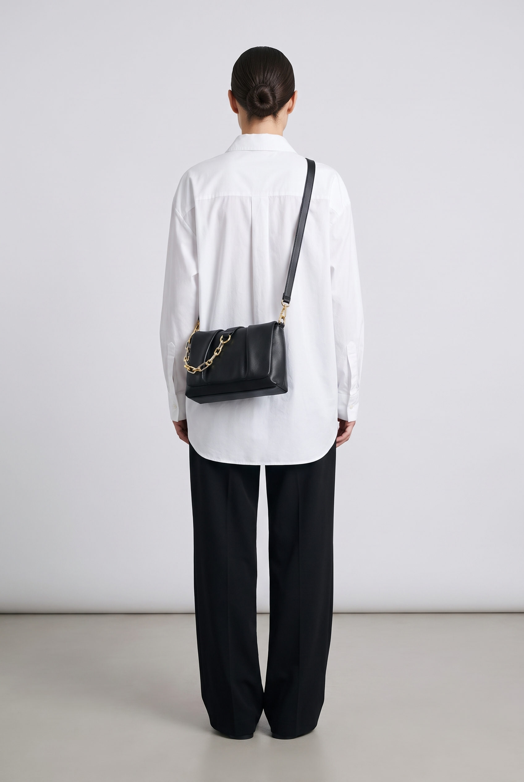 Sac EMY noir, porté, de dos