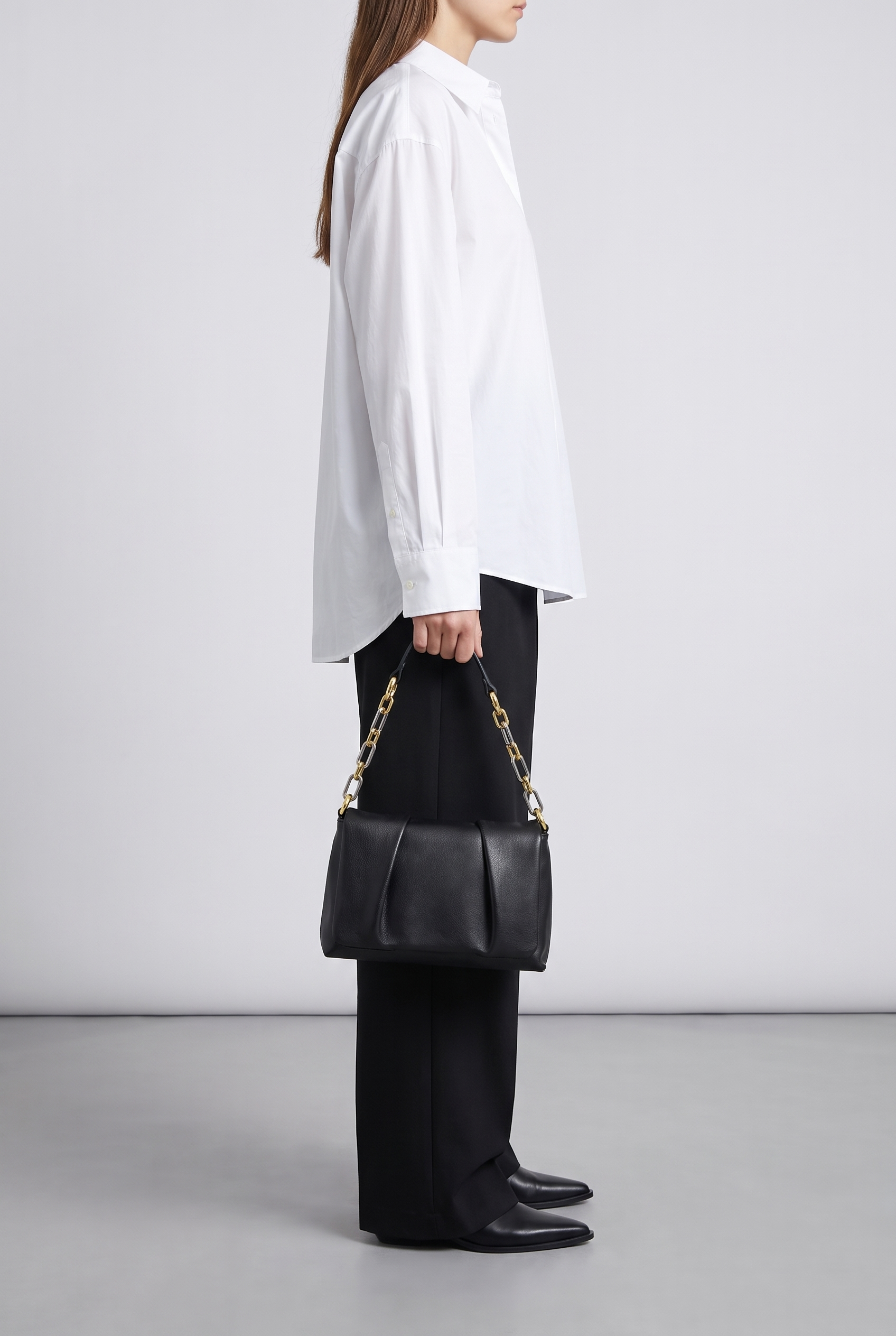 Sac EMY noir, porté à la main