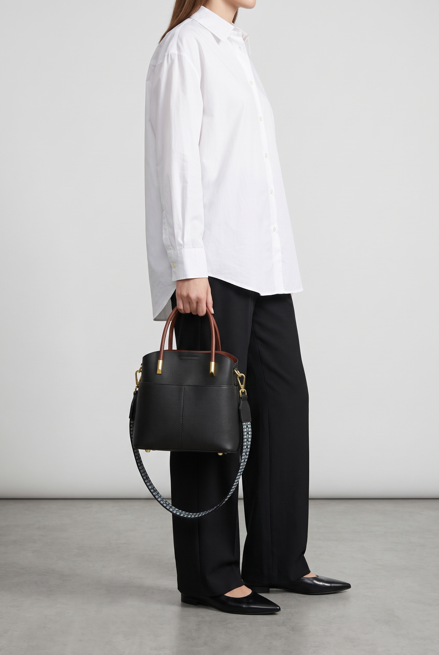 Sac GABBI noir, porté à la main