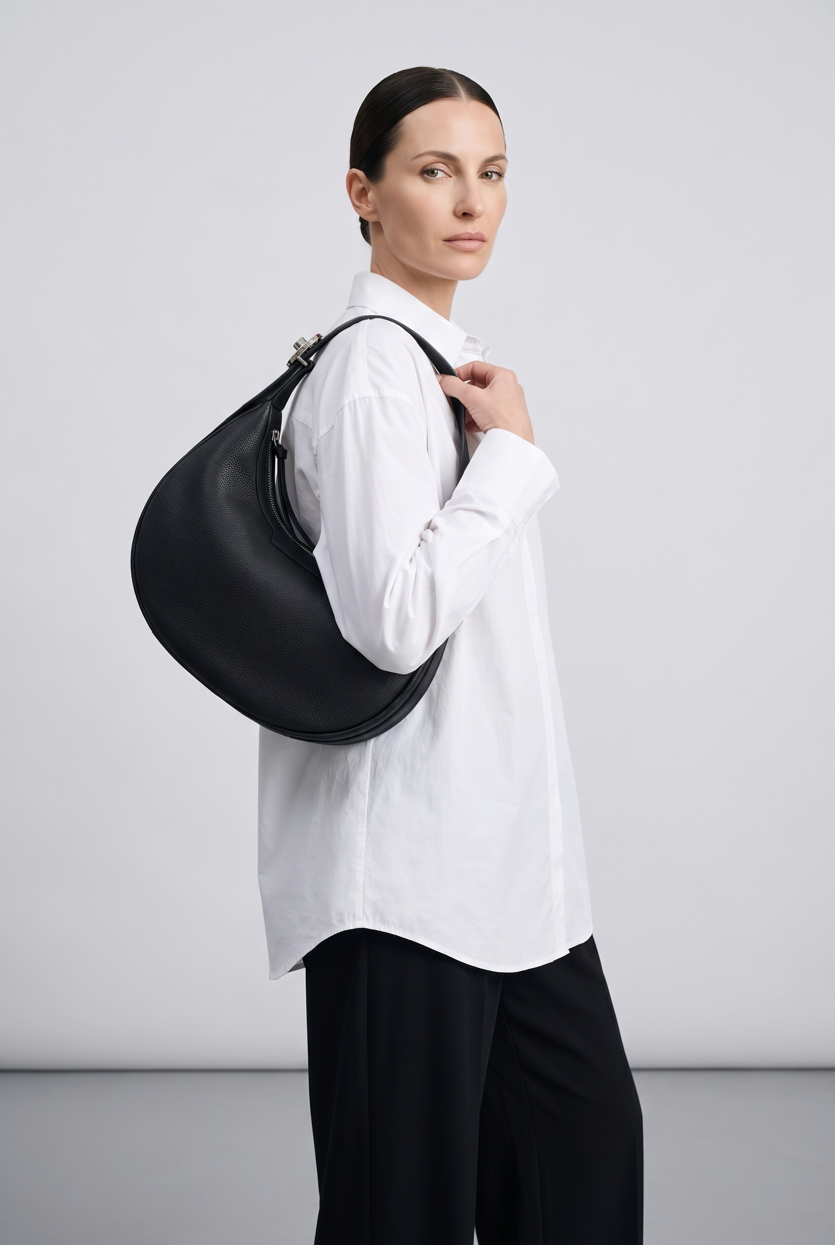 Sac HALFMOON noir, porté, de face