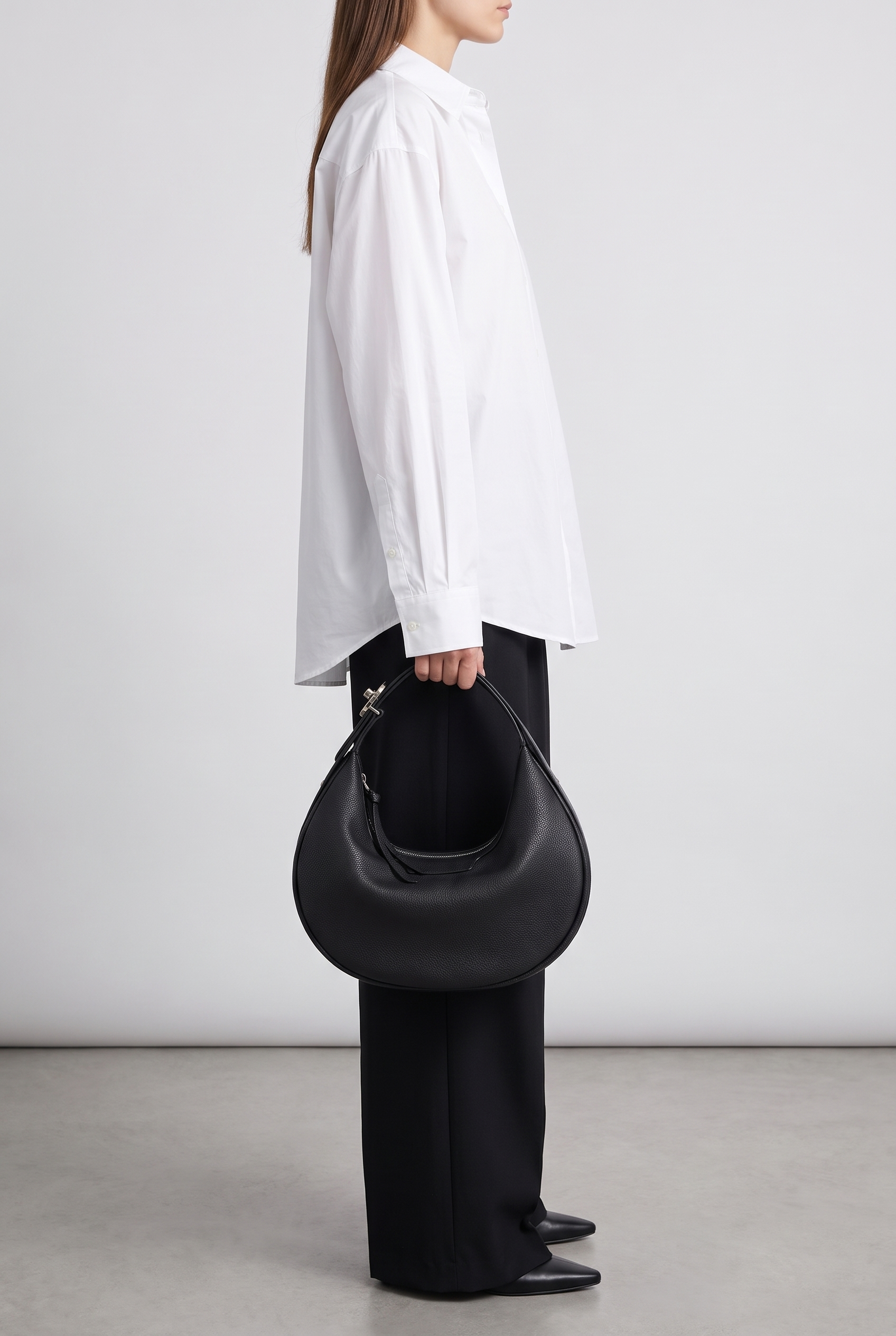 Sac HALFMOON noir, porté à la main