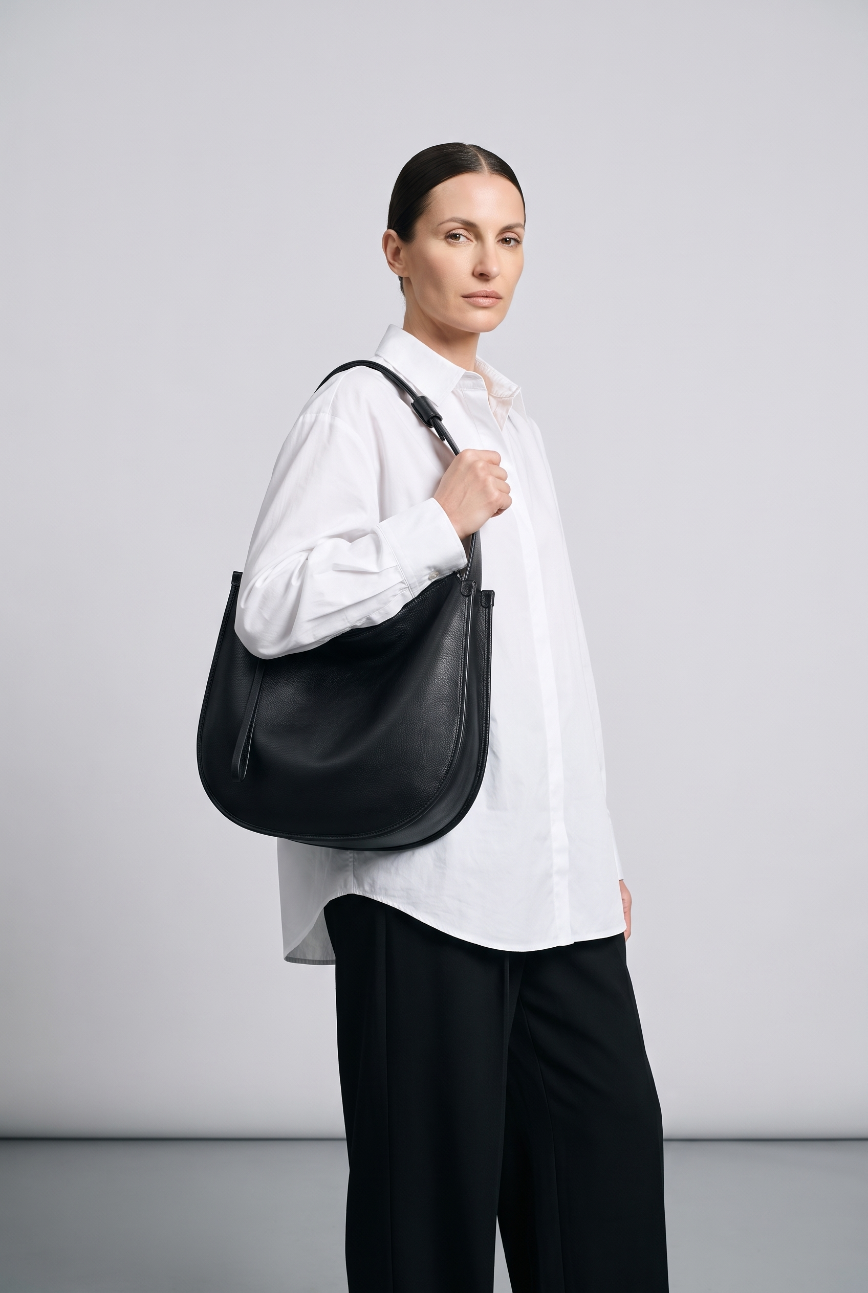 Sac JANY noir, porté, de face