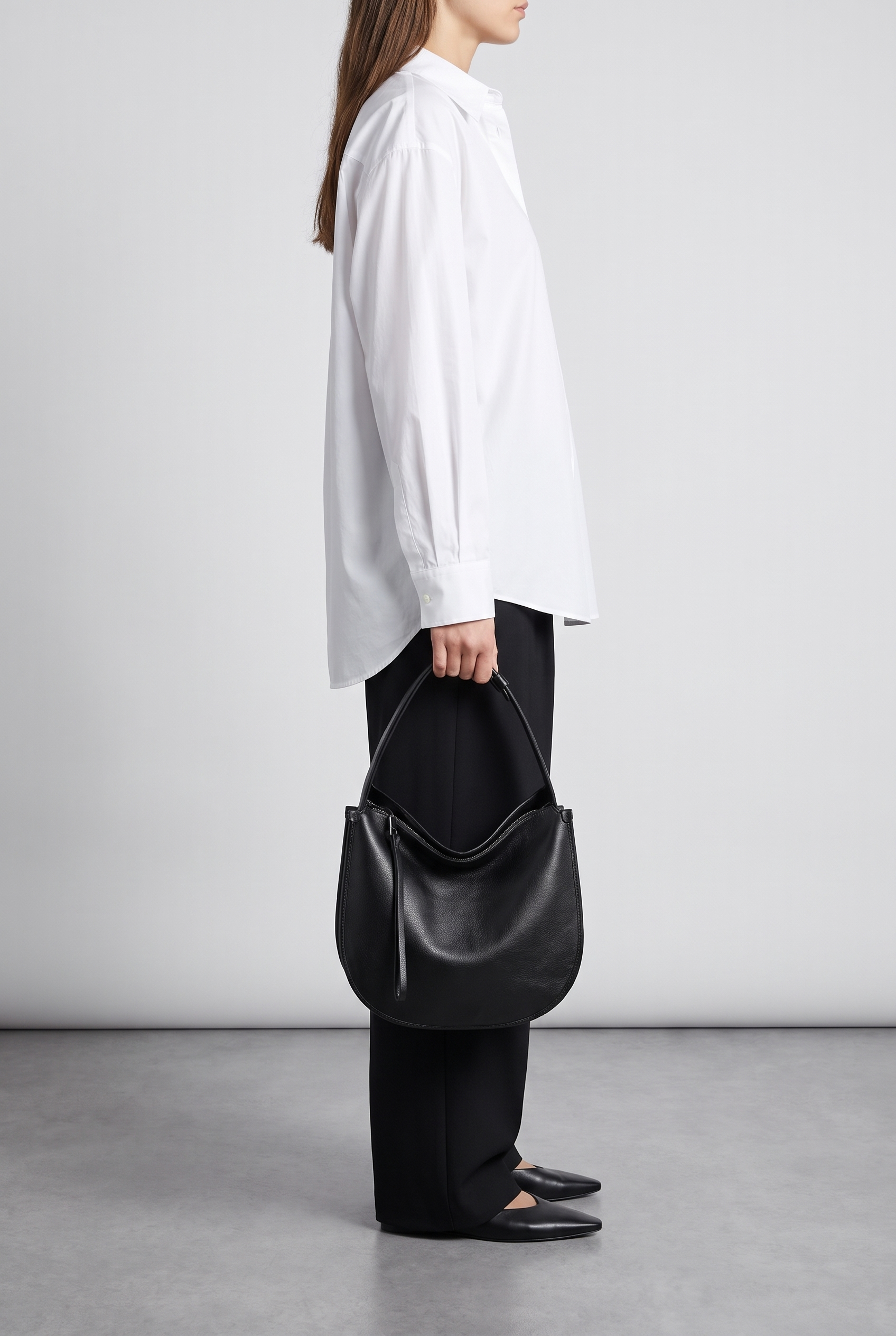Sac JANY noir, porté à la main