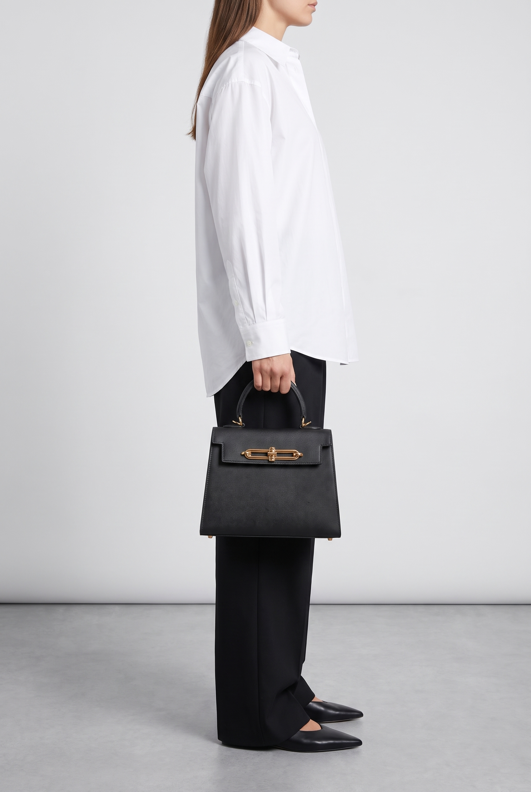 Sac LANA noir, porté à la main