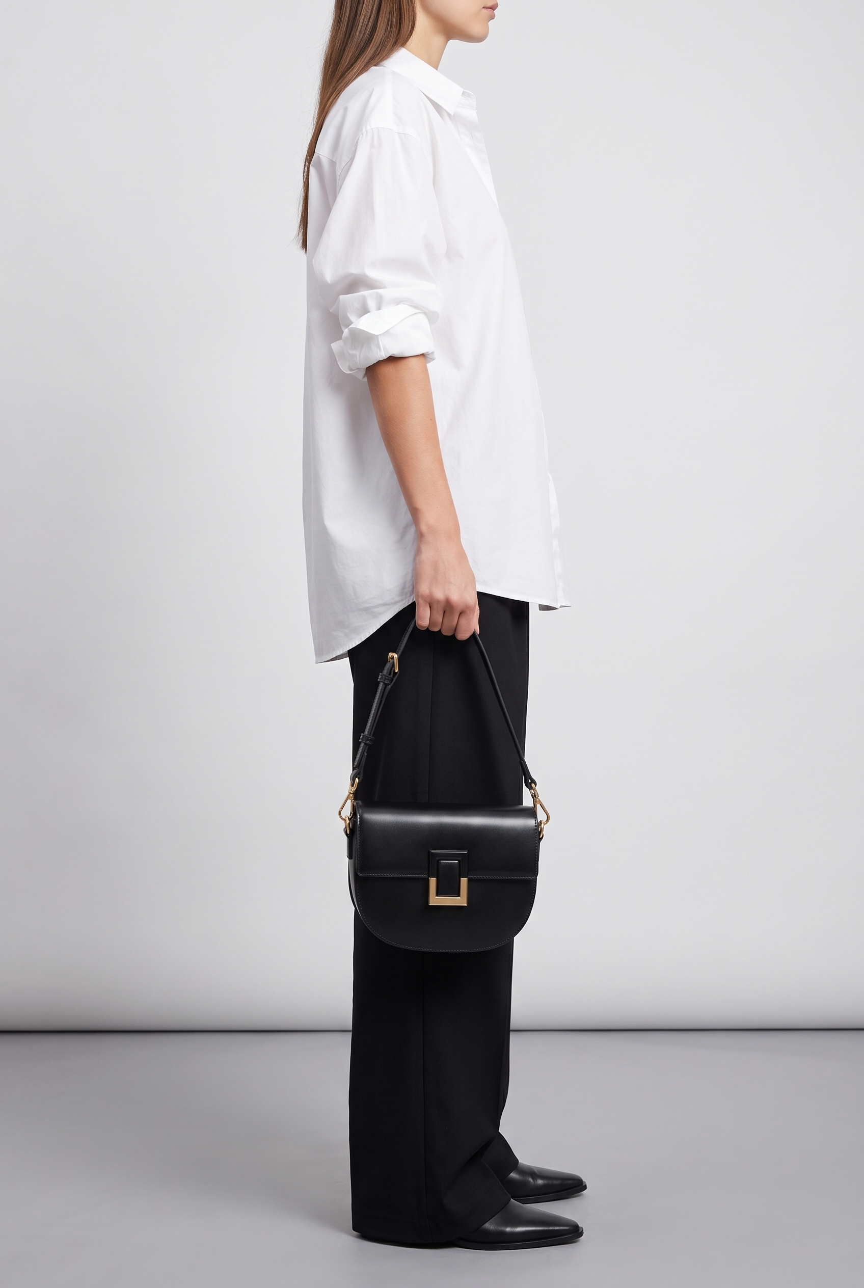 Sac LARA noir, porté à la main