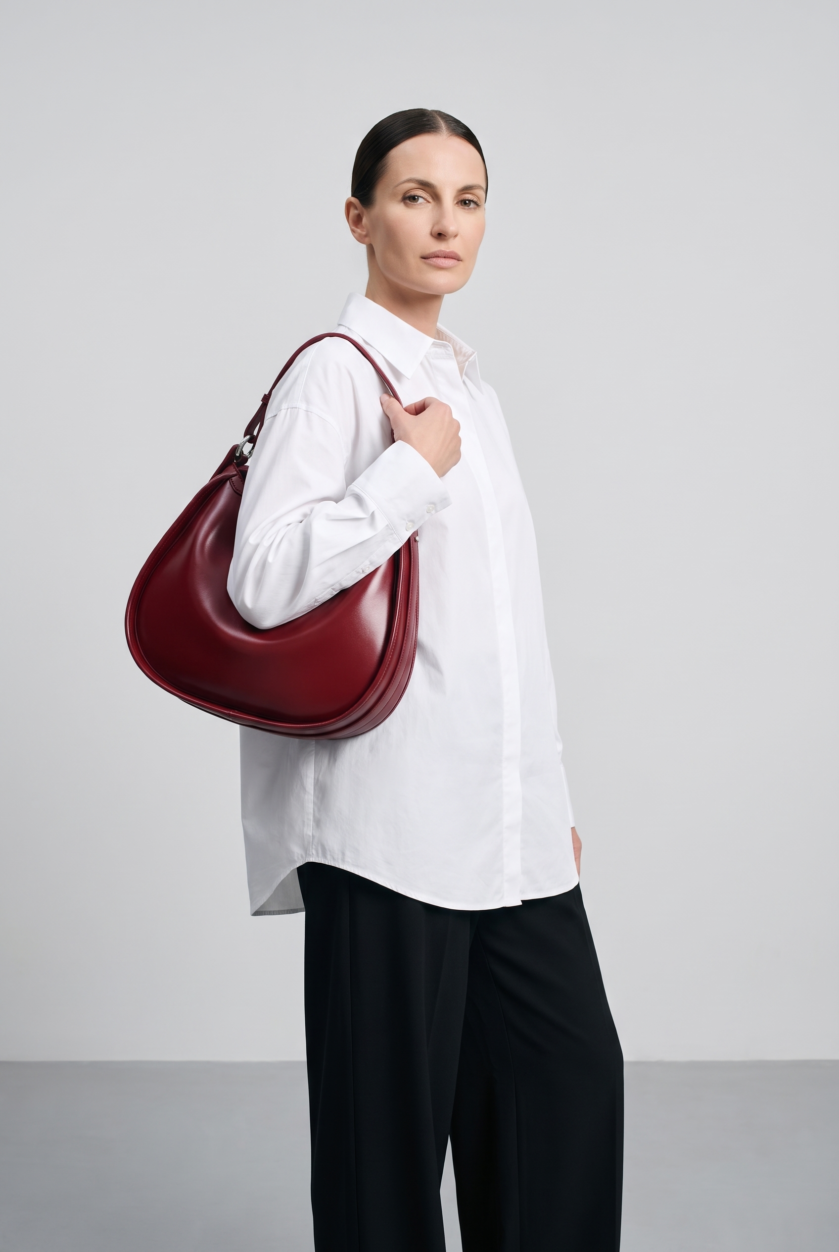 Sac LEONIE bordeaux, porté, de face