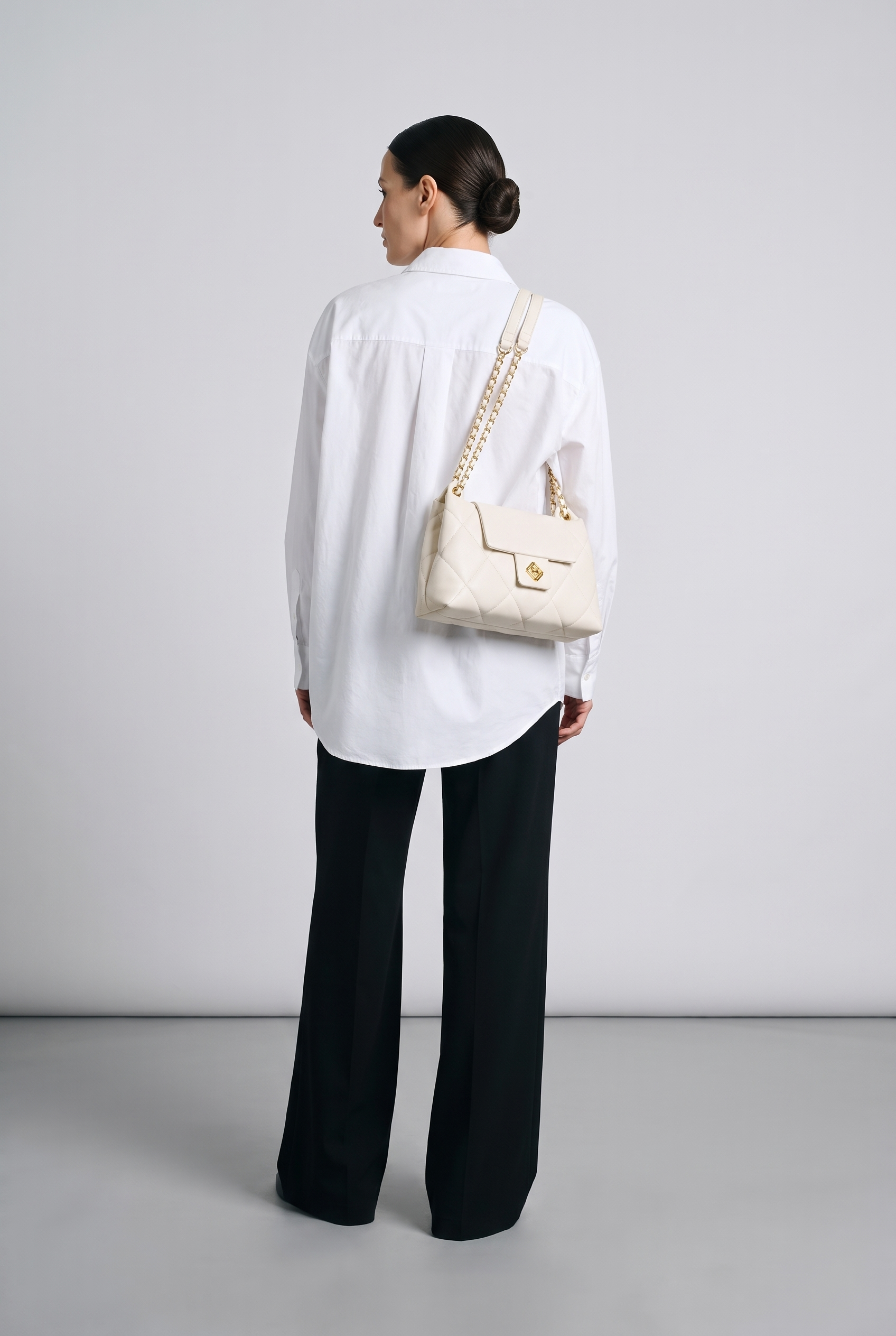 Sac LIVIA beige, porté, de dos