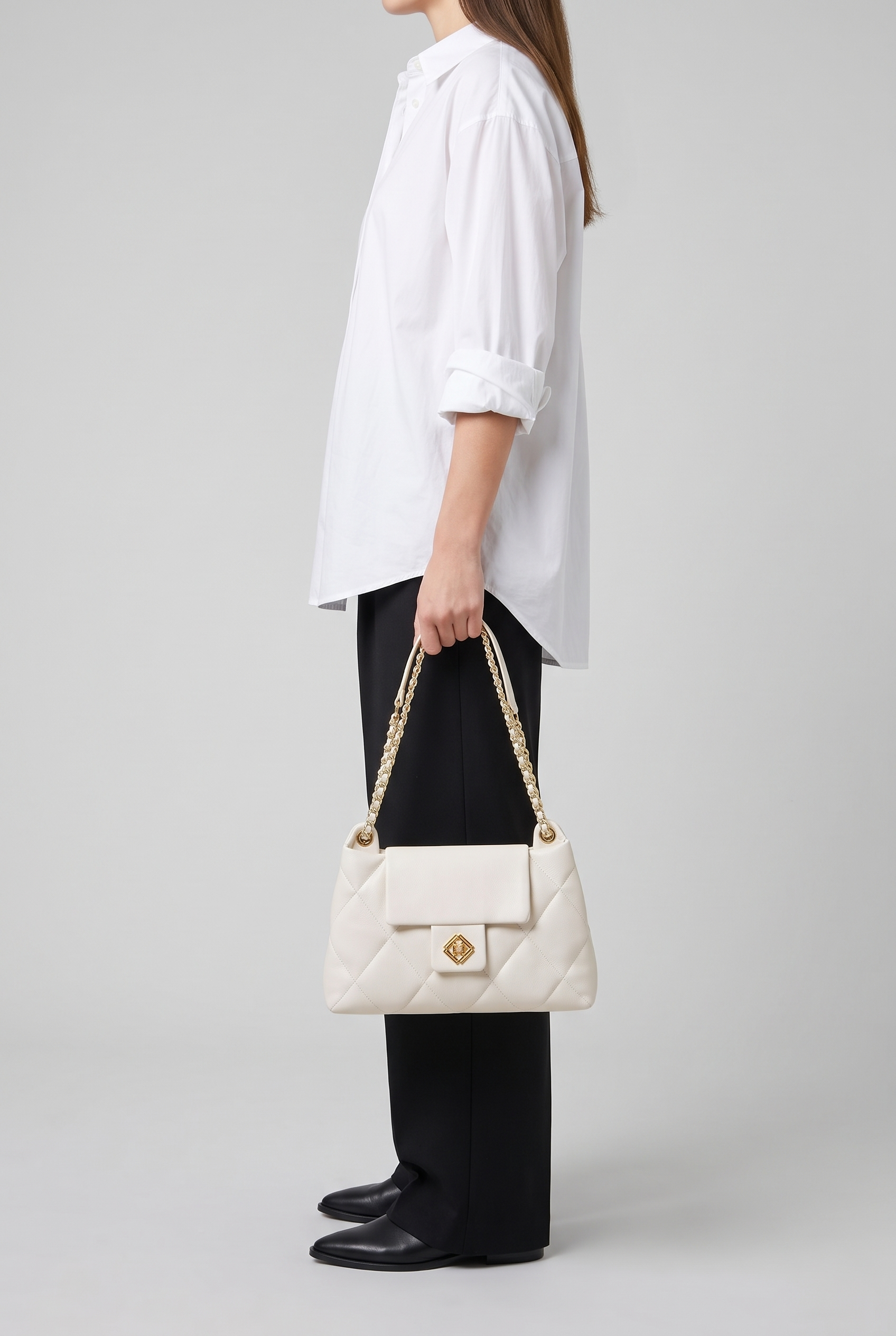 Sac LIVIA beige, porté à la main
