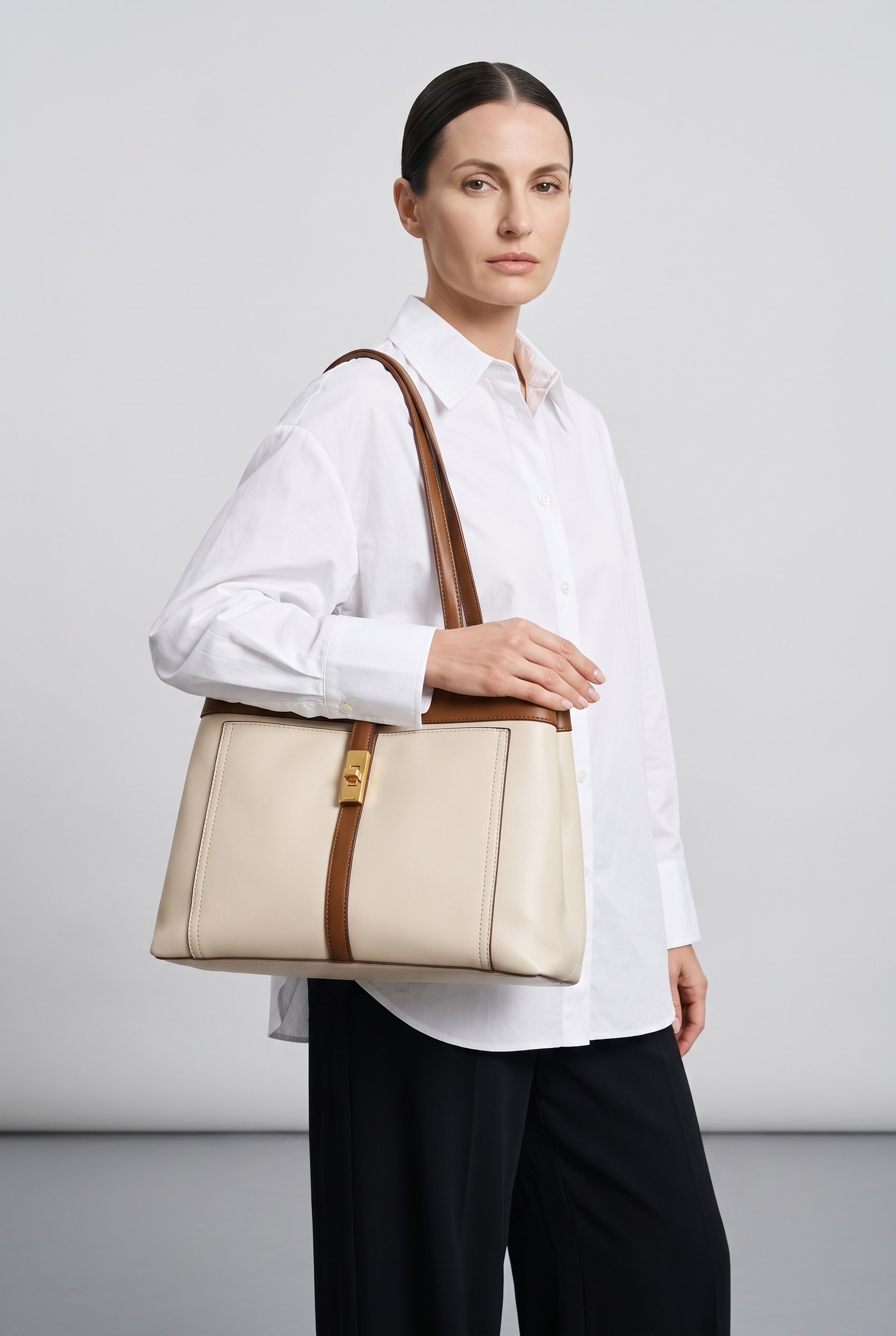 Sac LOU blanc marron, porté, de face