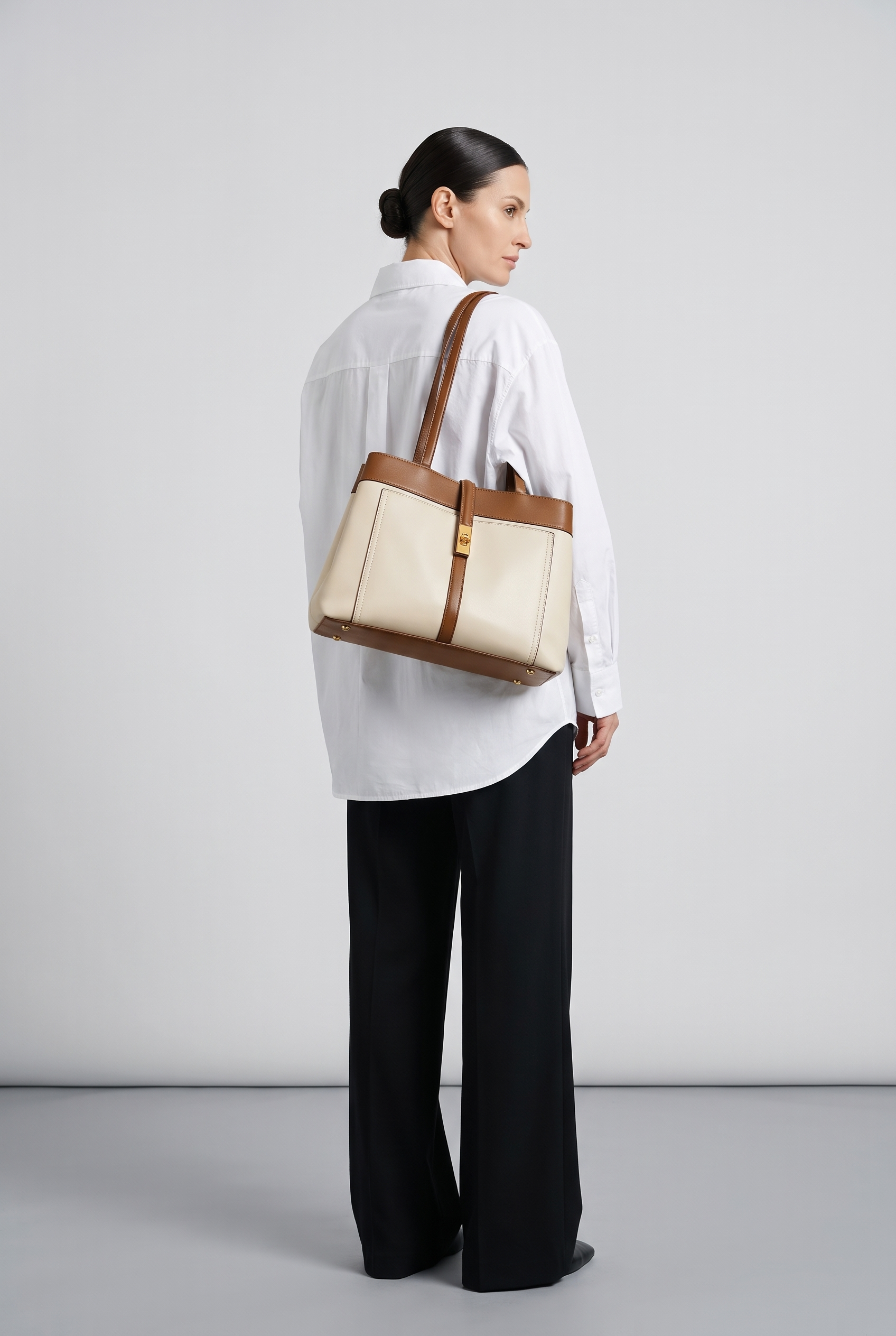 Sac LOU blanc marron, porté, de dos