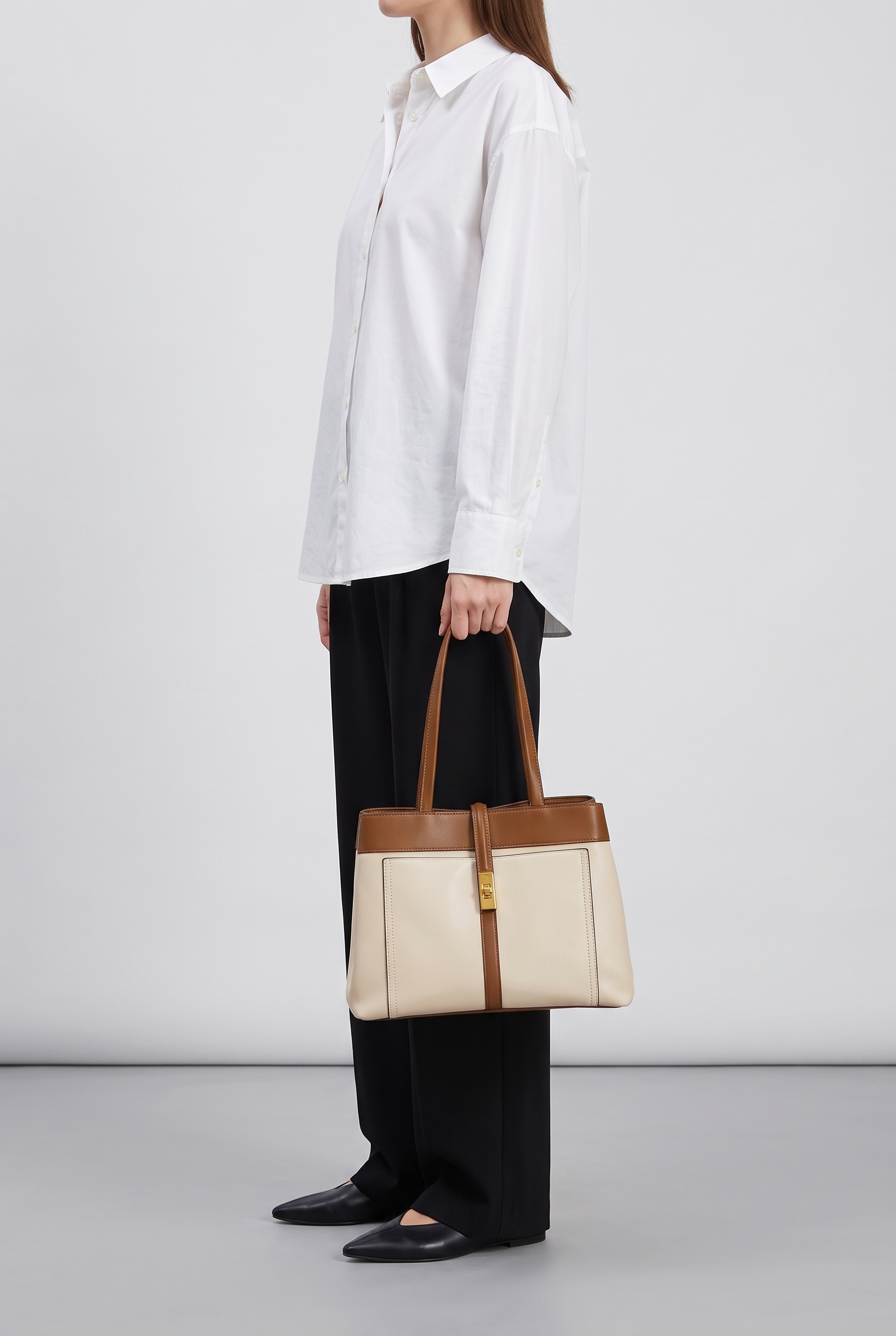 Sac LOU blanc marron, porté à la main