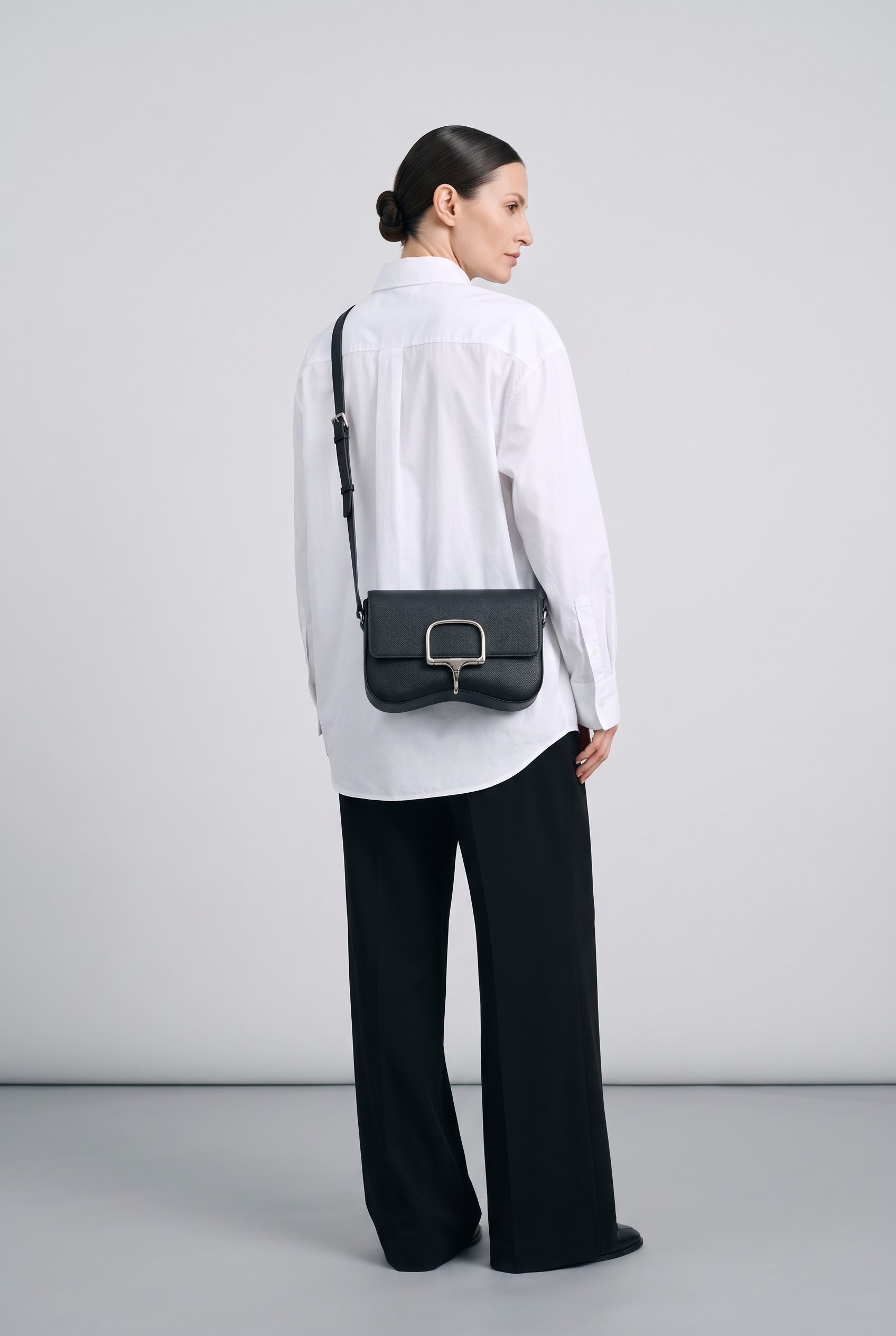 Sac LUMIA noir, porté, de dos