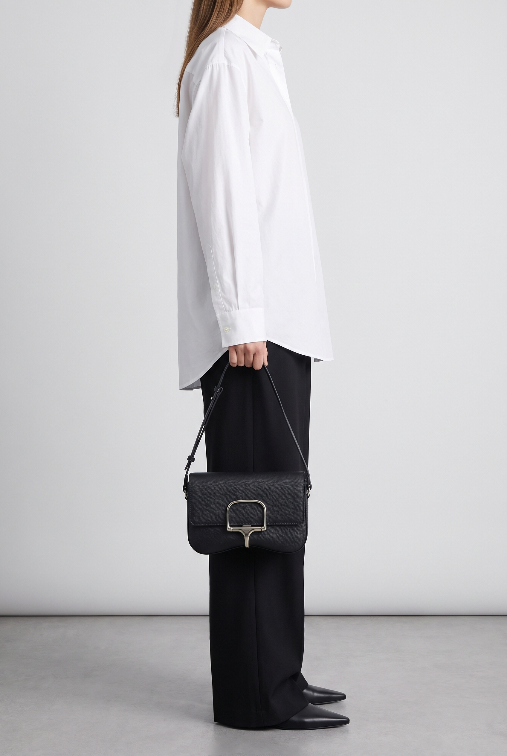 Sac LUMIA noir, porté à la main