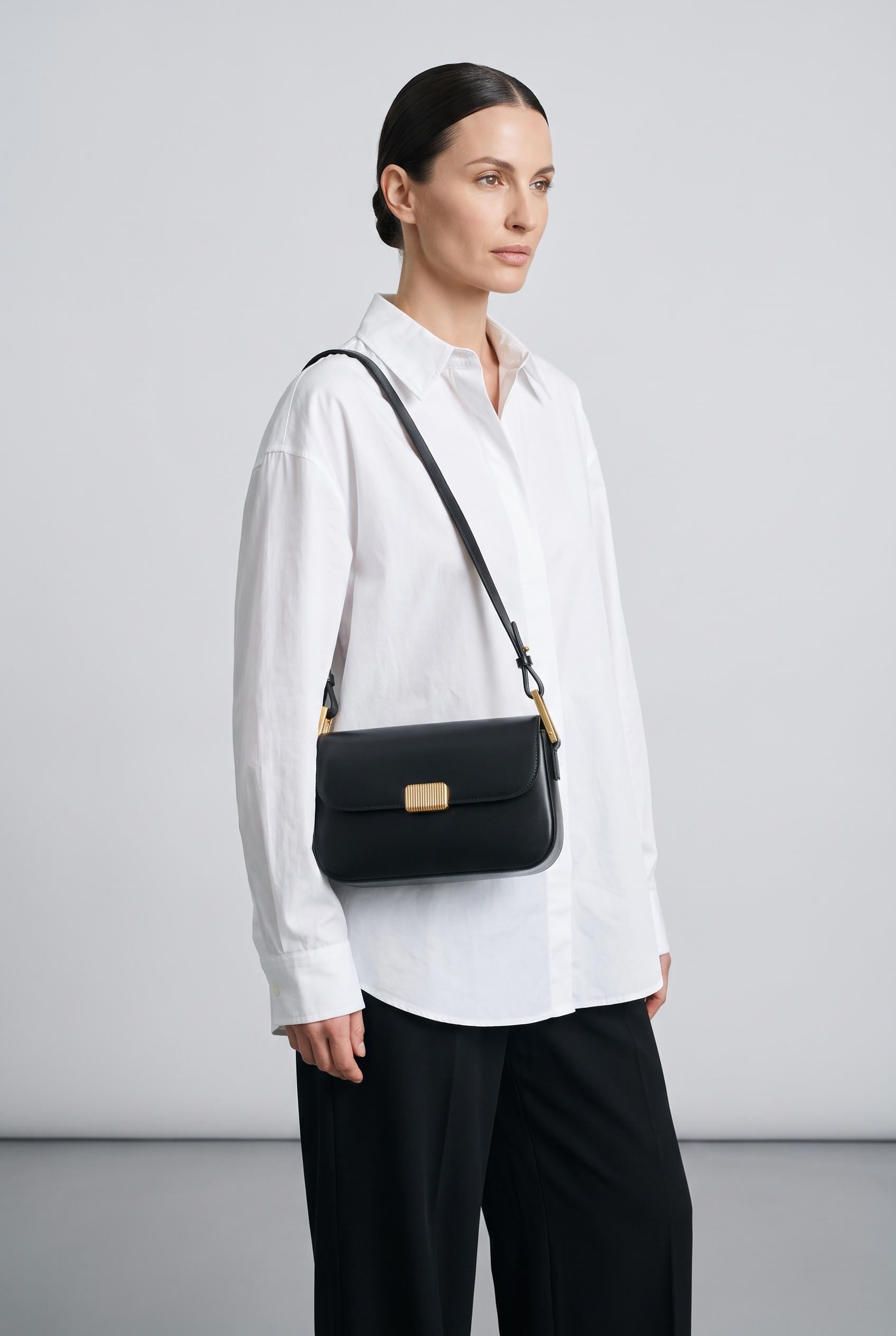 Sac MYA noir, porté, de face