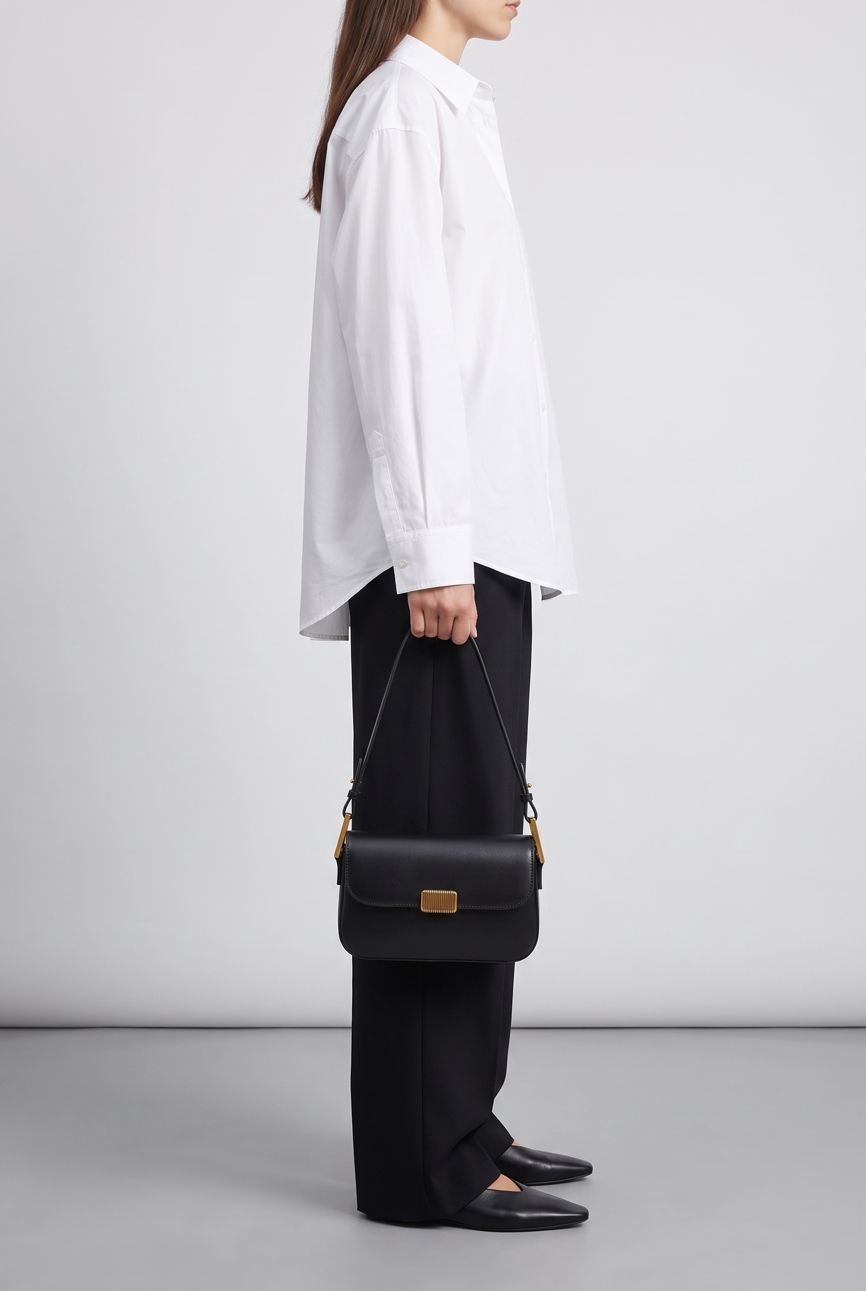 Sac MYA noir, porté à la main