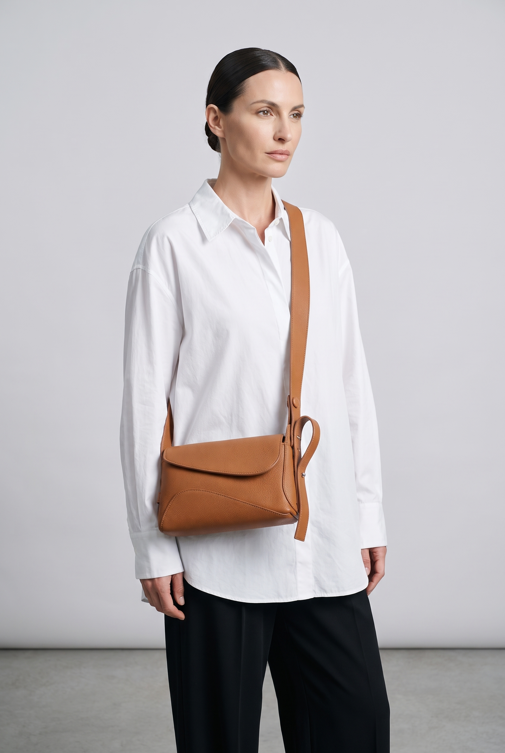 Sac NINA camel, porté, de face