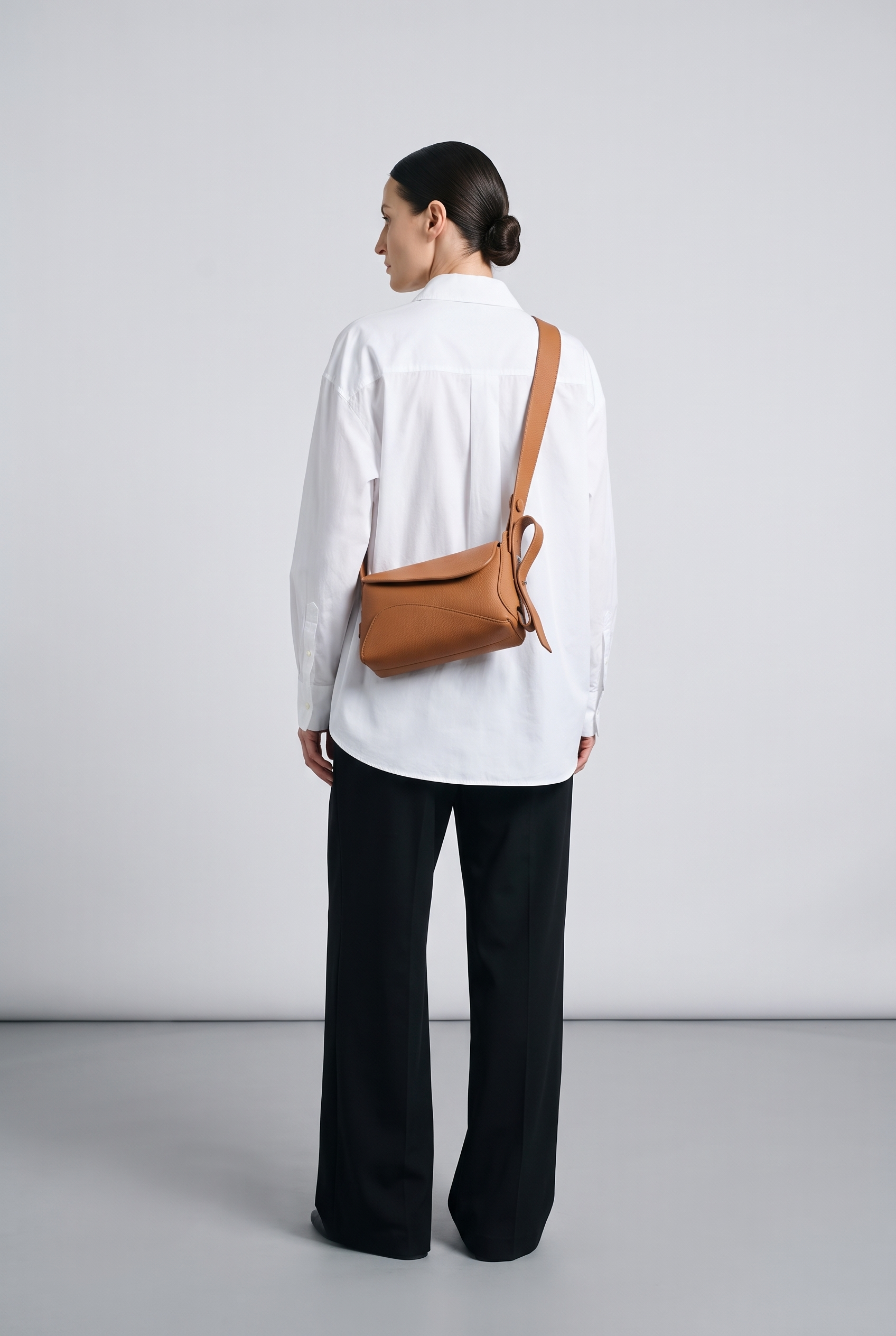 Sac NINA camel, porté, de dos