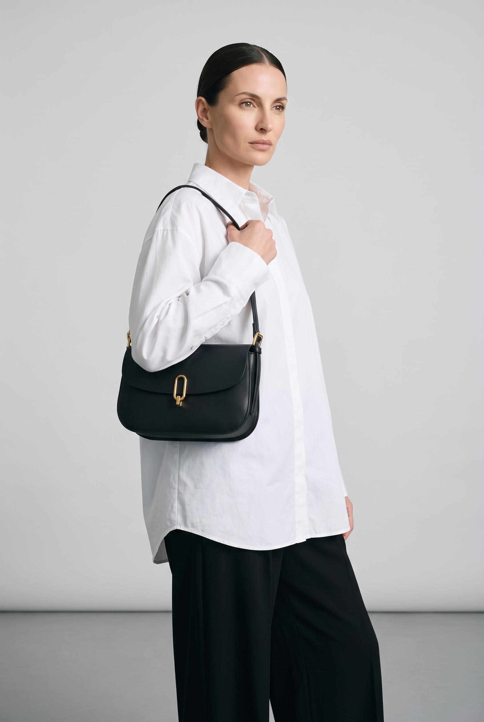Sac NOEMIE noir, porté, de face