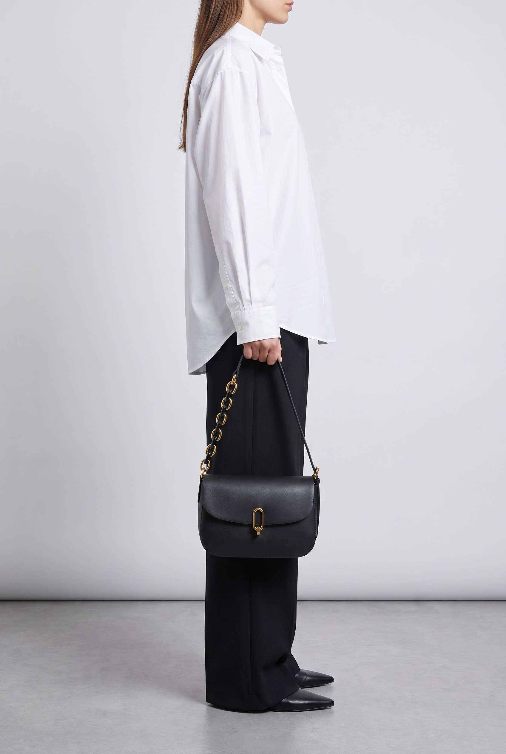 Sac NOEMIE noir, porté à la main