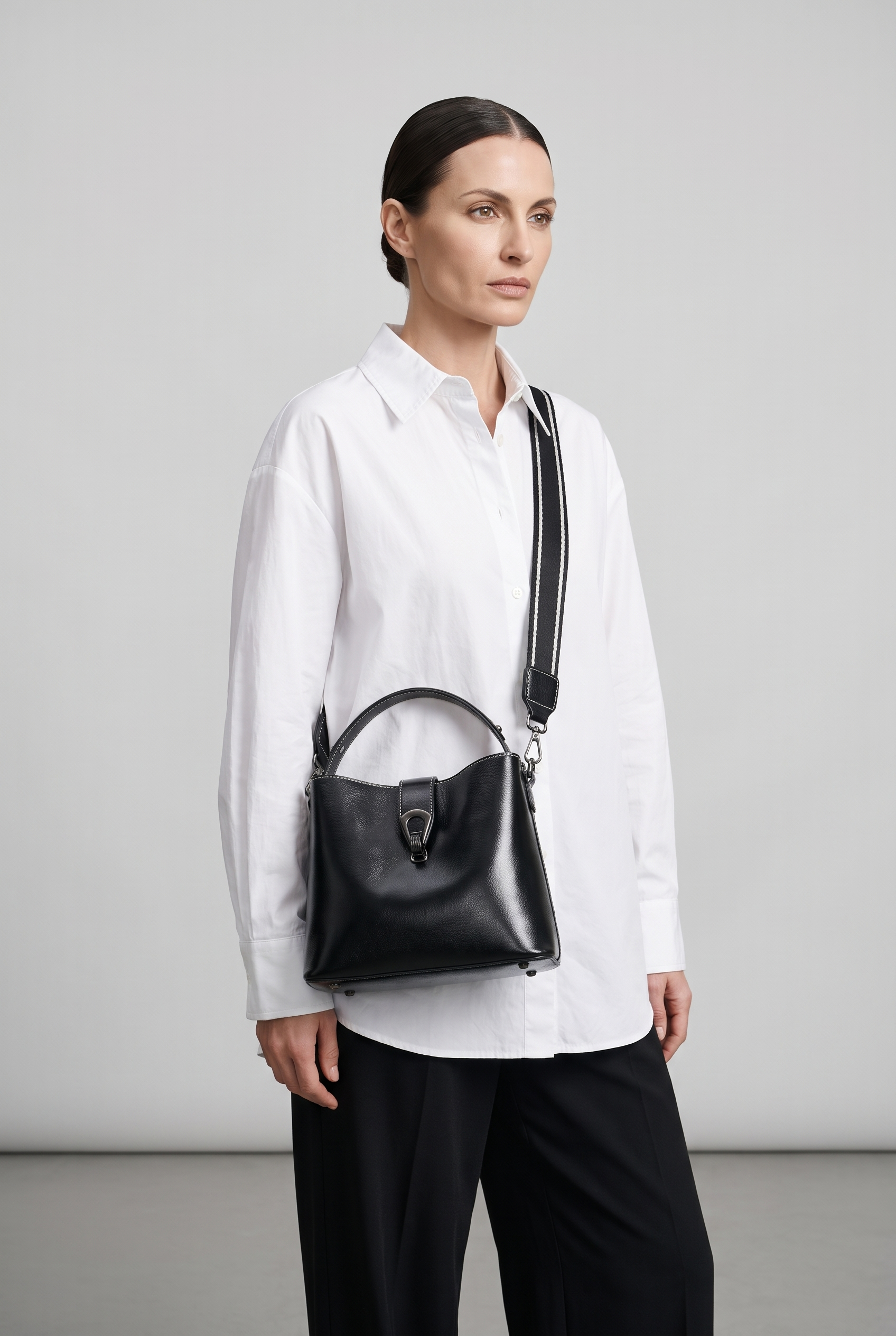 Sac PAULINE noir, porté, de face