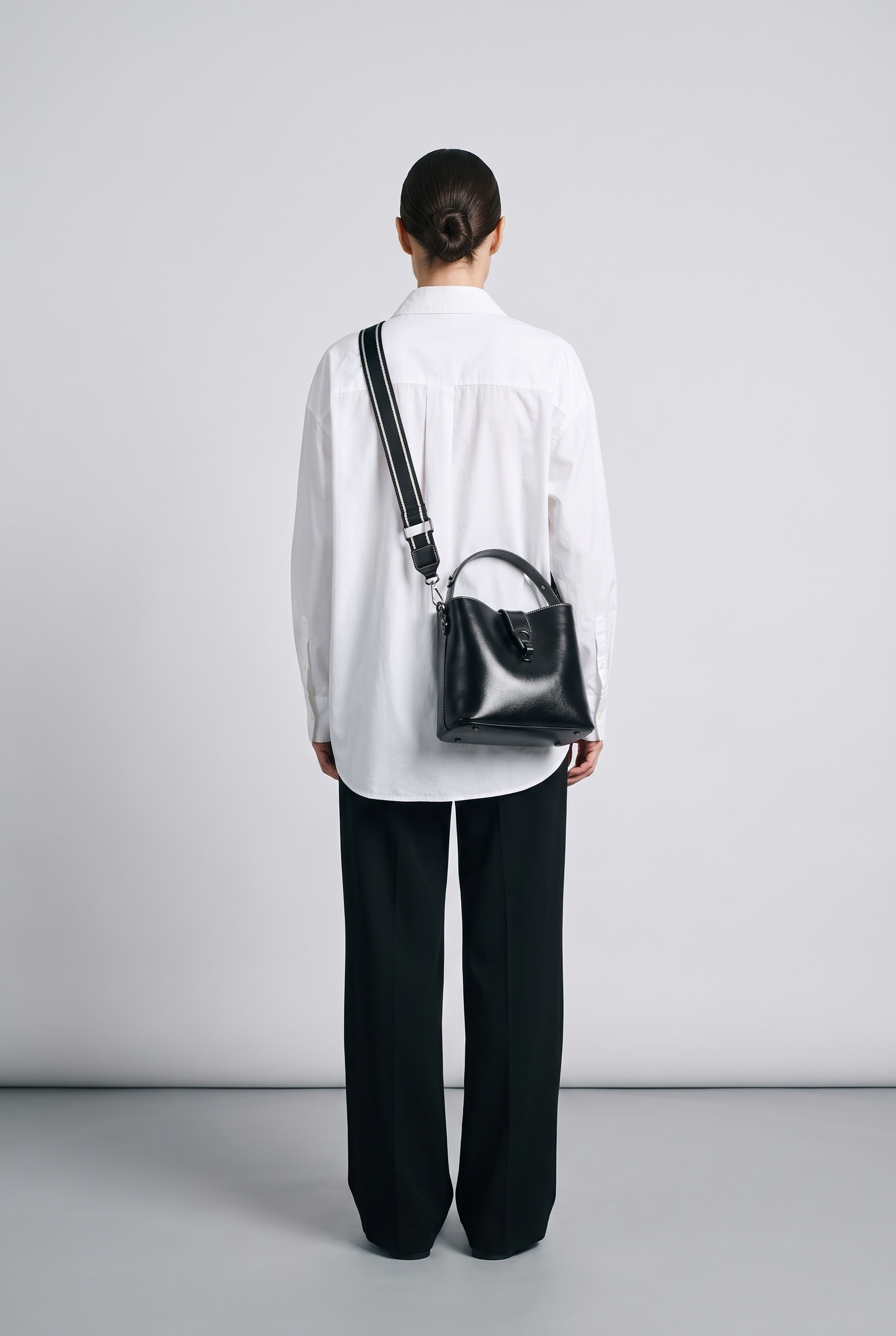 Sac PAULINE noir, porté, de dos