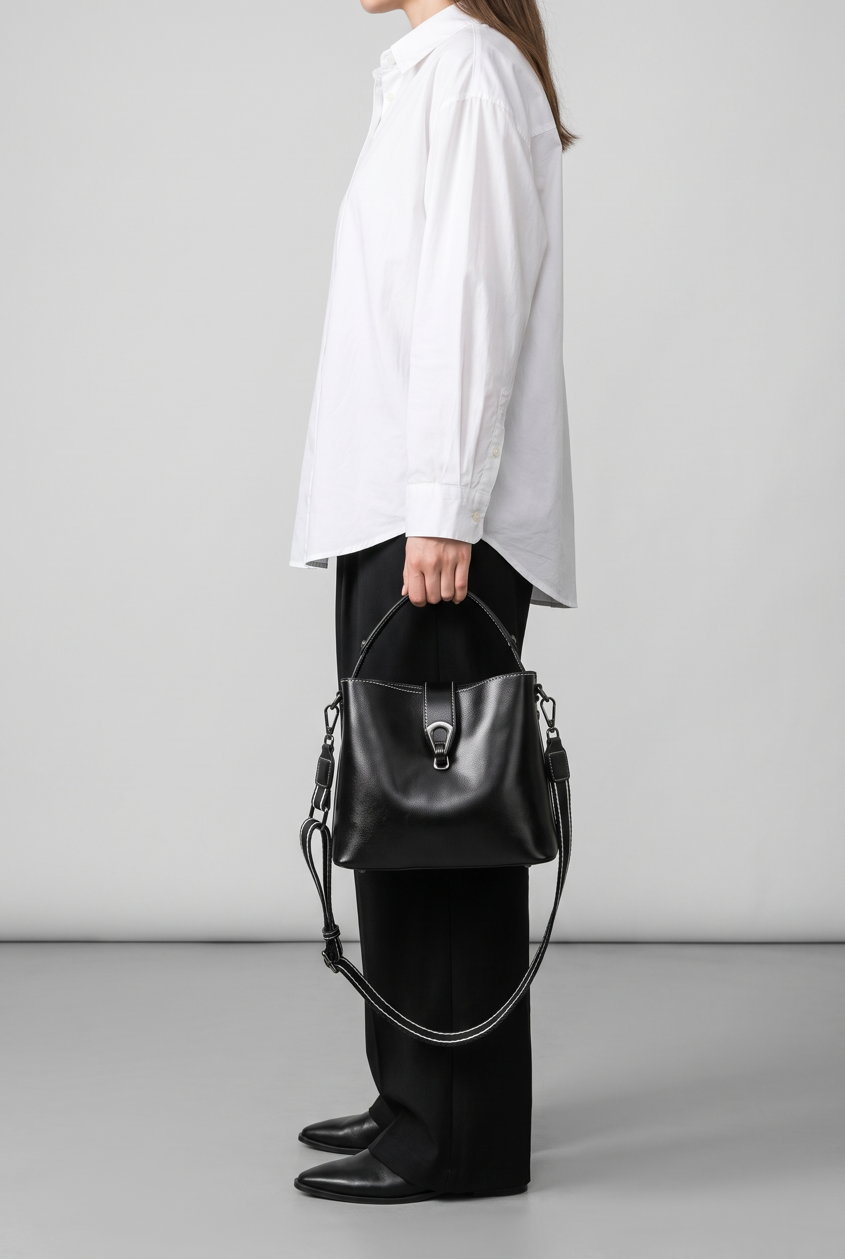 Sac PAULINE noir, porté à la main