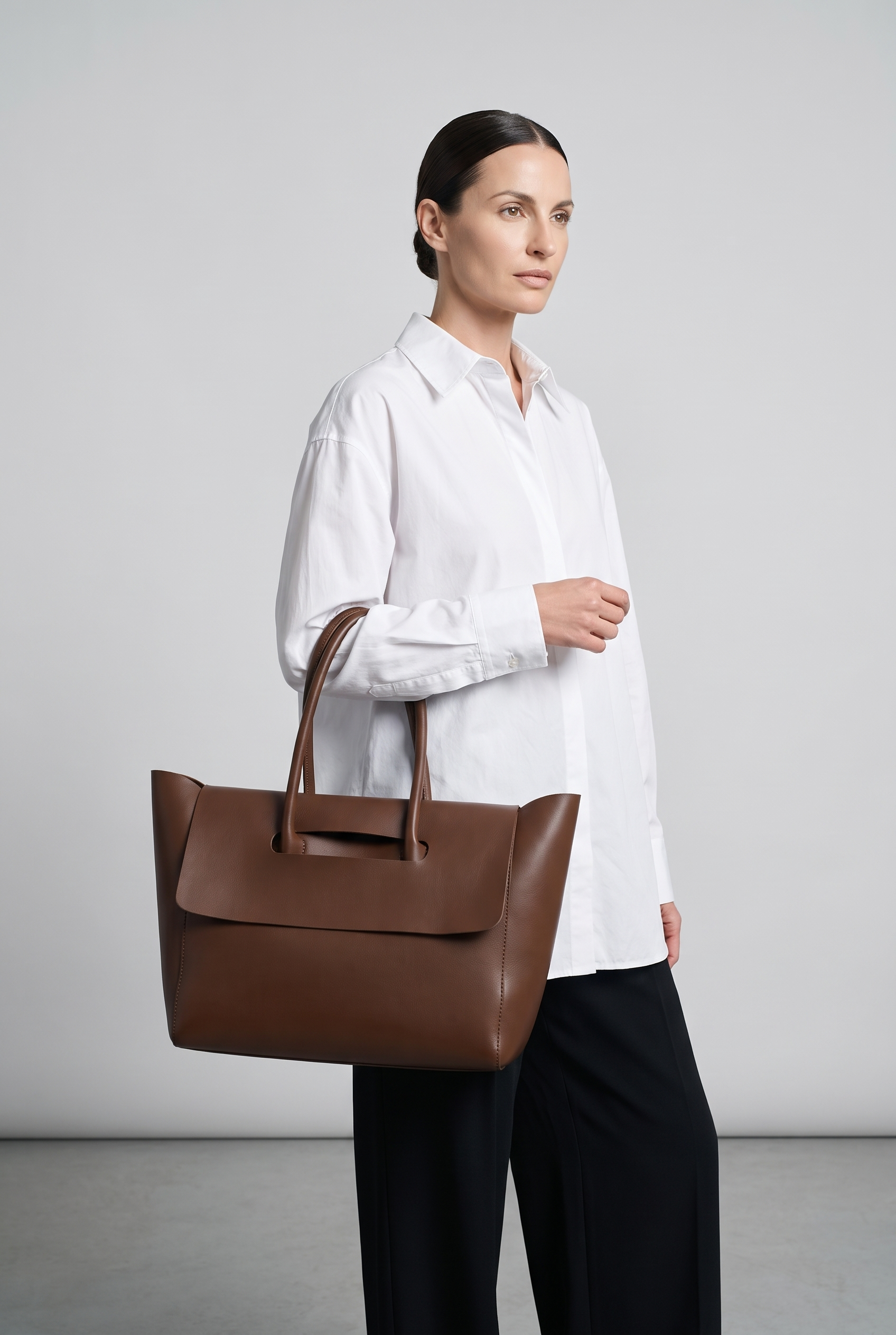 Sac ROMANE marron, porté, de face