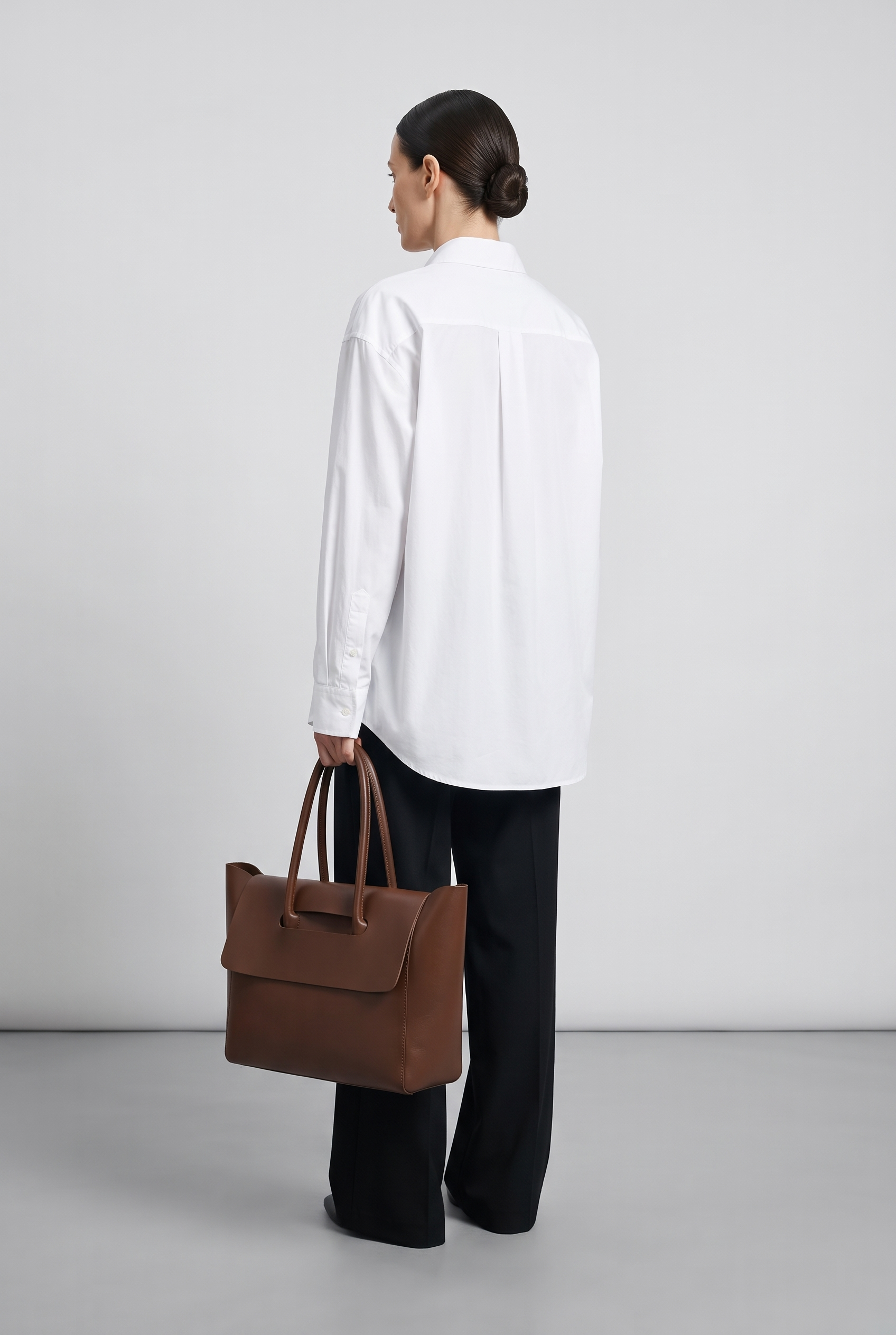 Sac ROMANE marron, porté, de dos