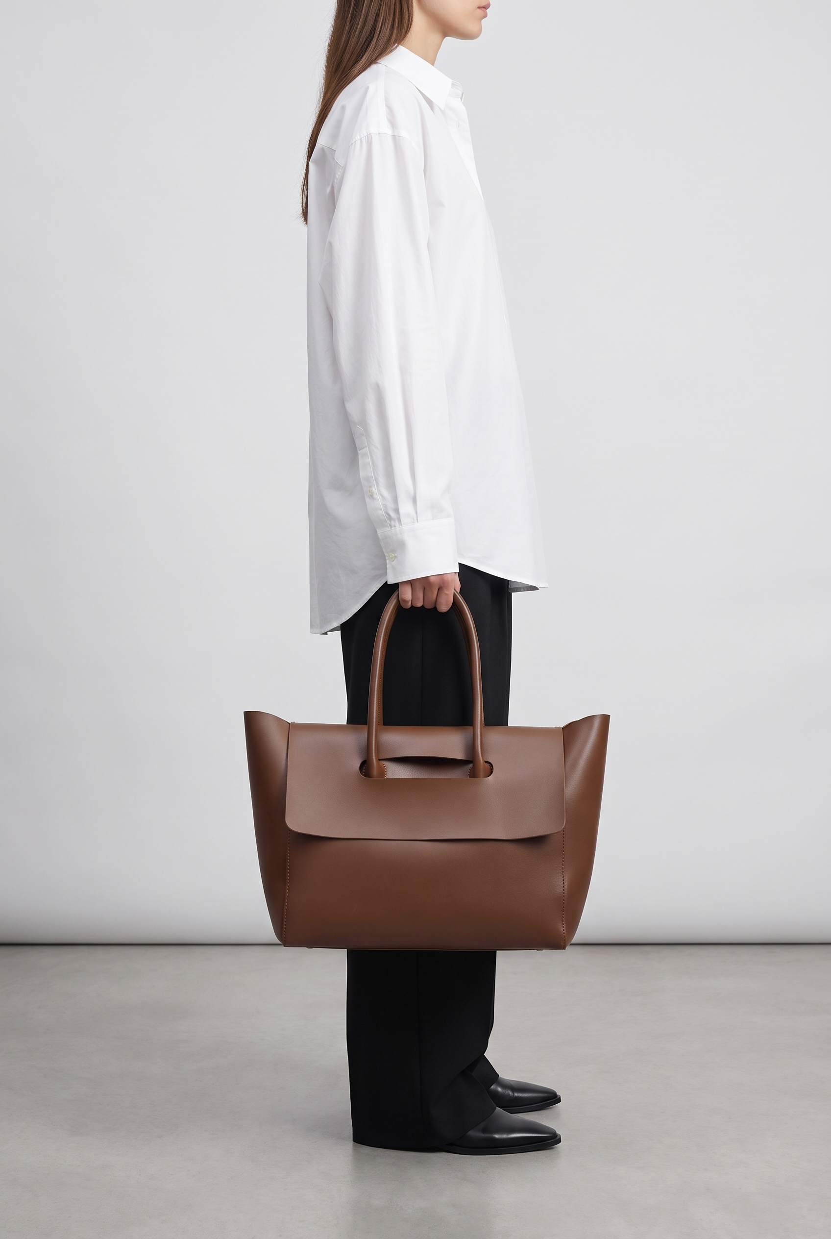Sac ROMANE marron, porté à la main