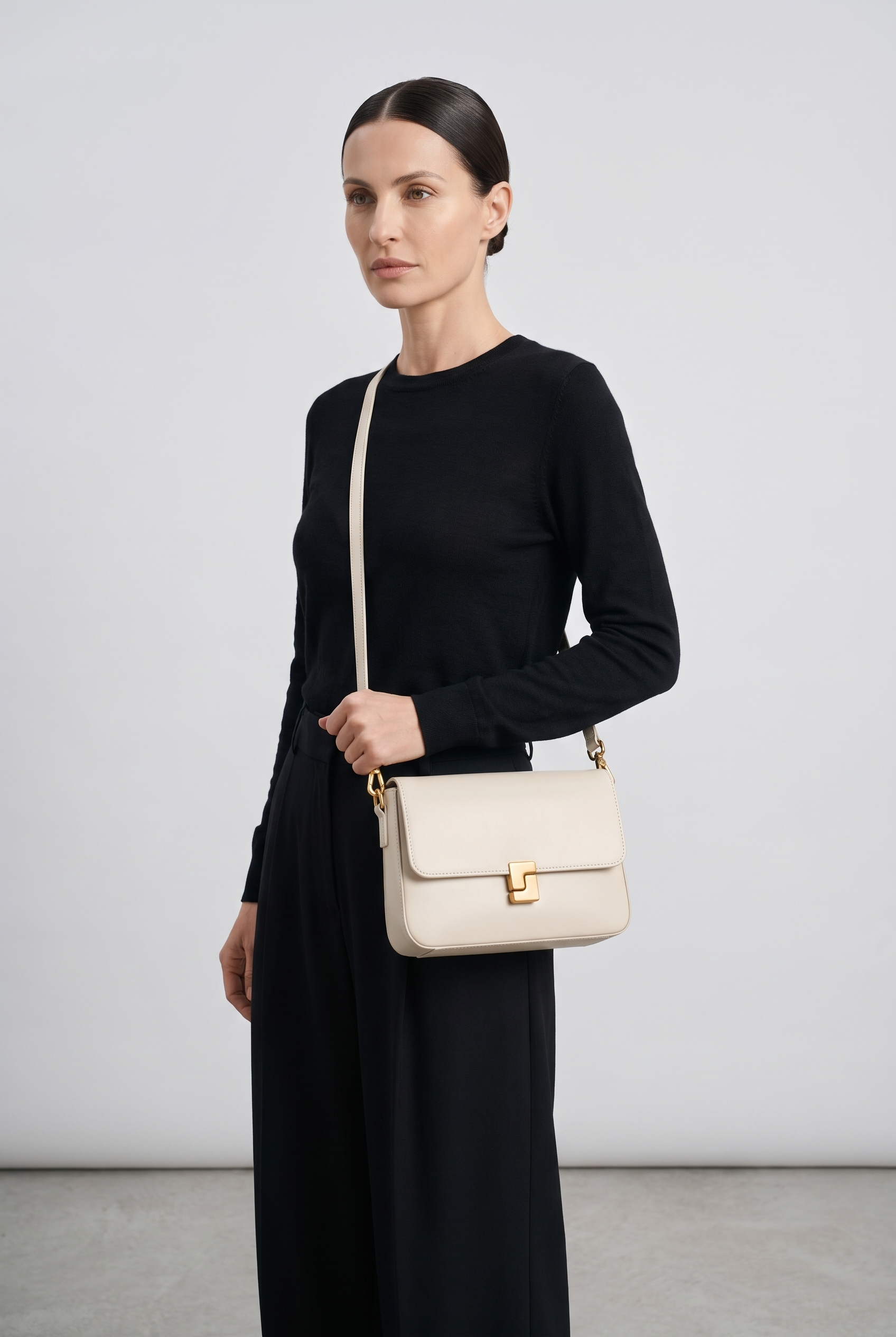 Sac SALOME beige, porté, de face