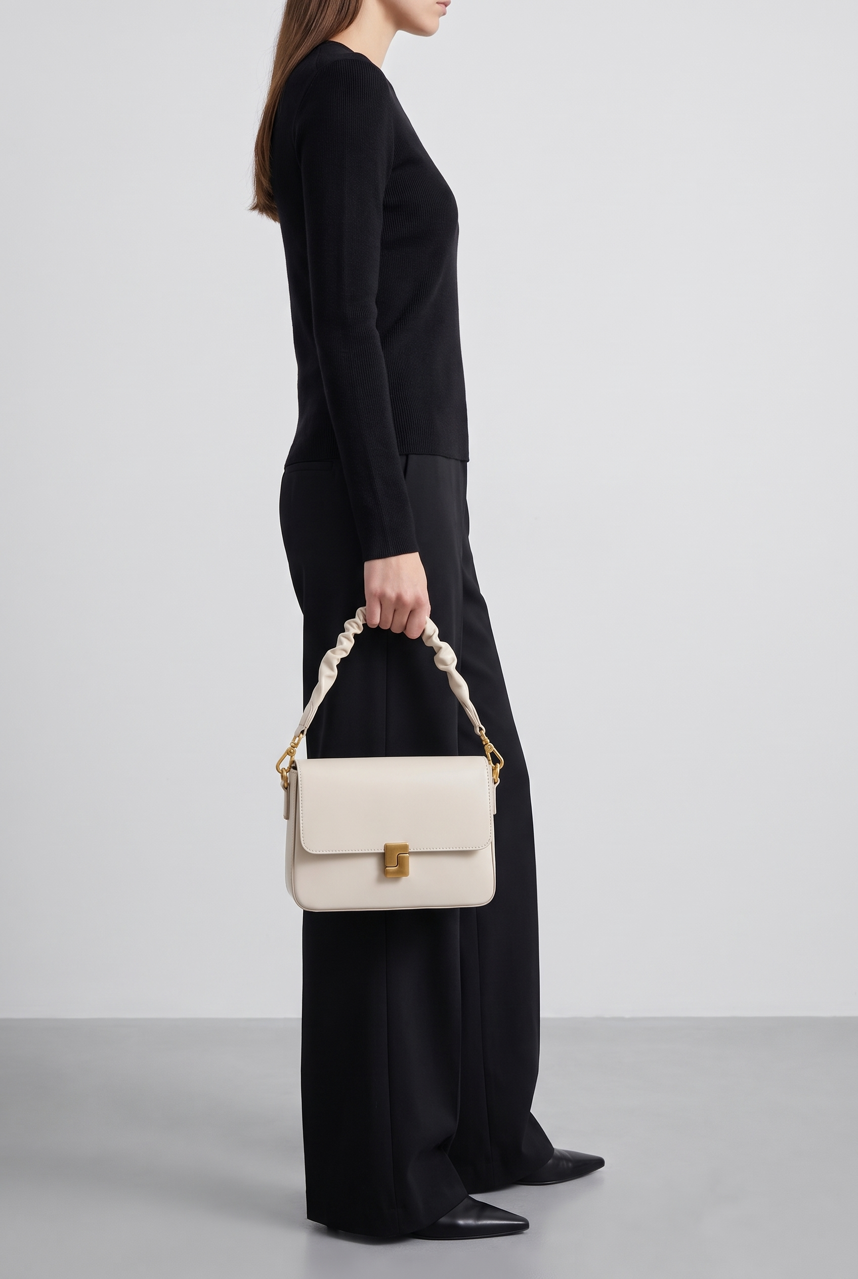 Sac SALOME beige, porté à la main