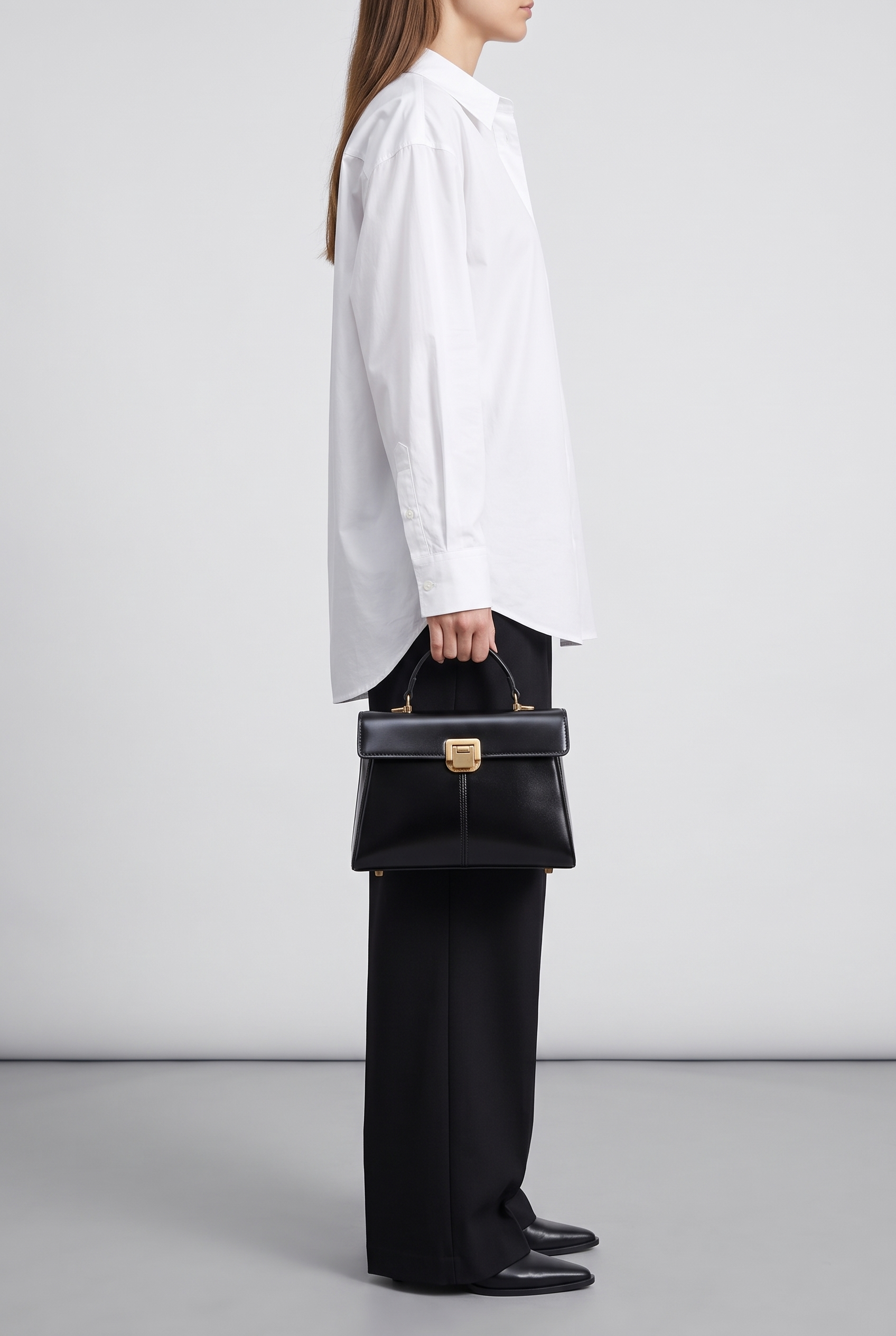 Sac SERENYS noir, porté à la main