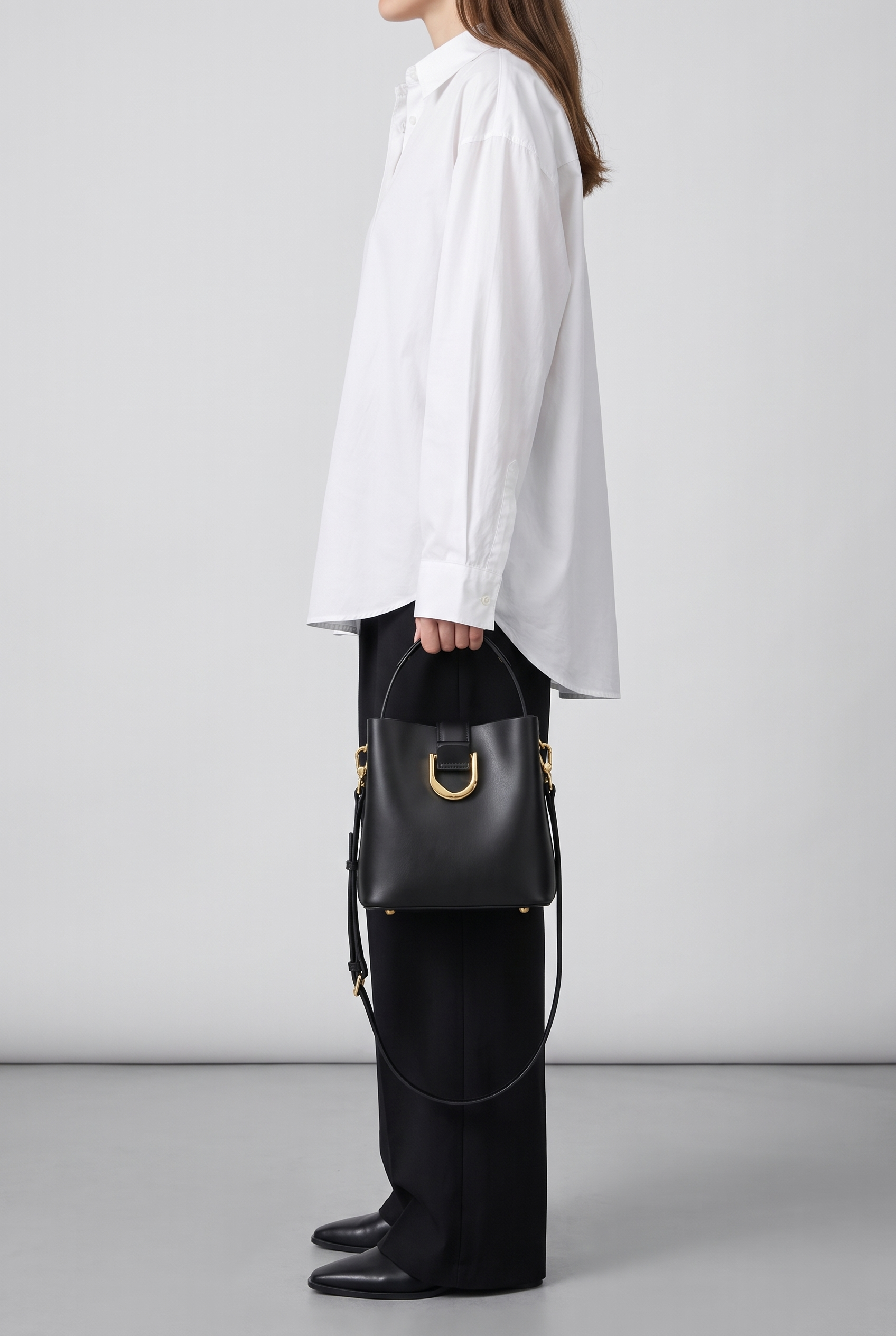 Sac VICTOIRE noir, porté à la main