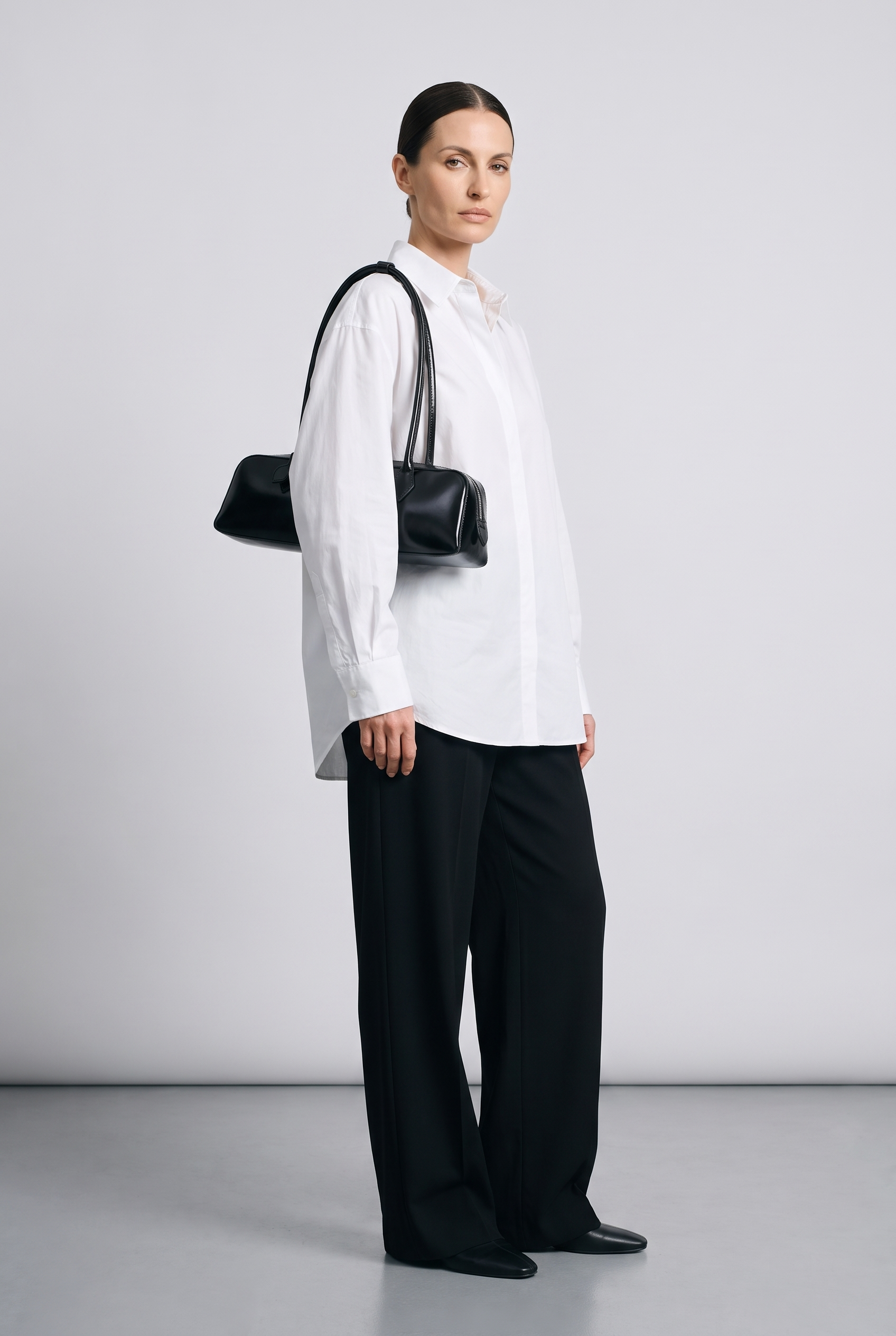 Sac ZOE noir, porté, de face