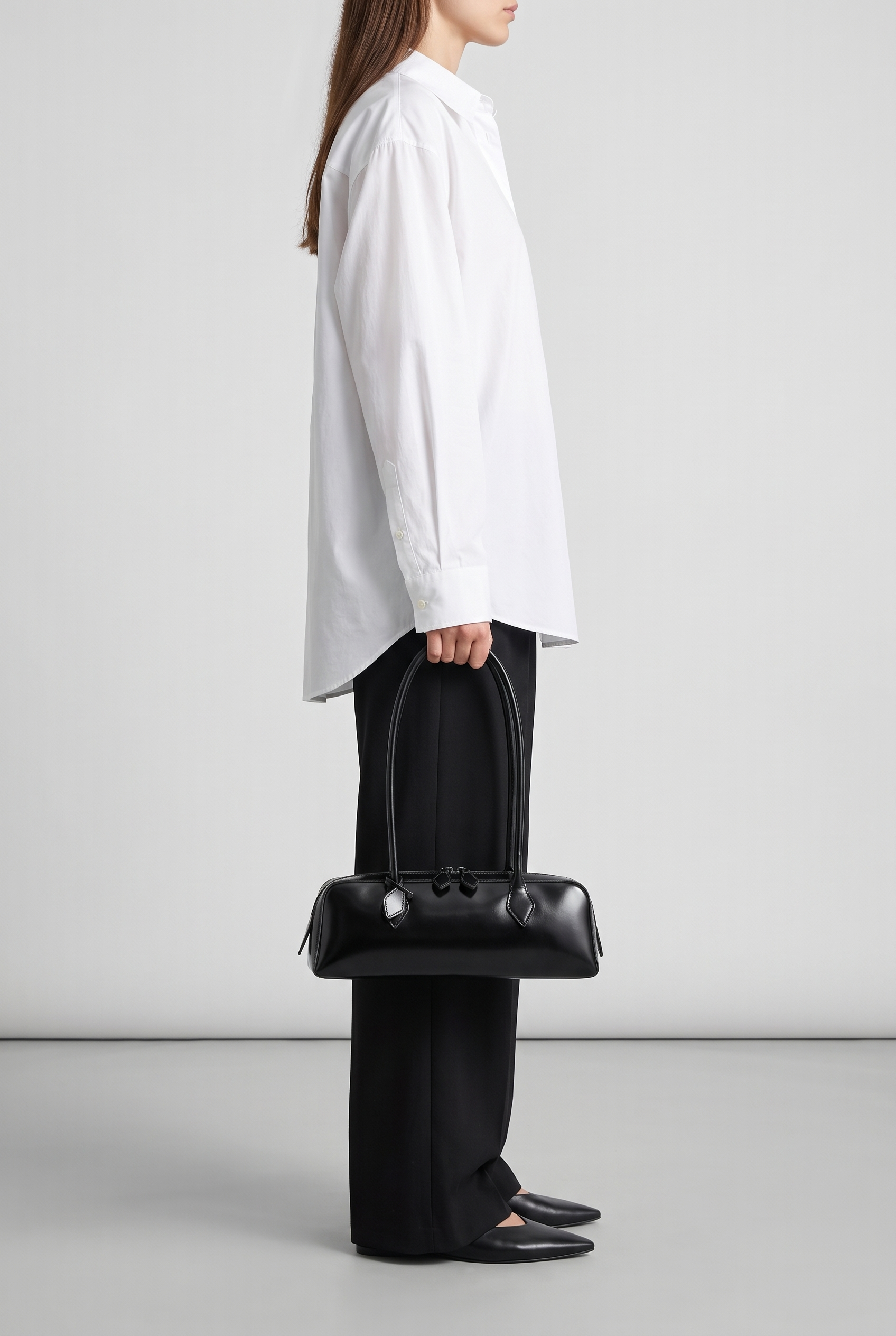 Sac ZOE noir, porté à la main