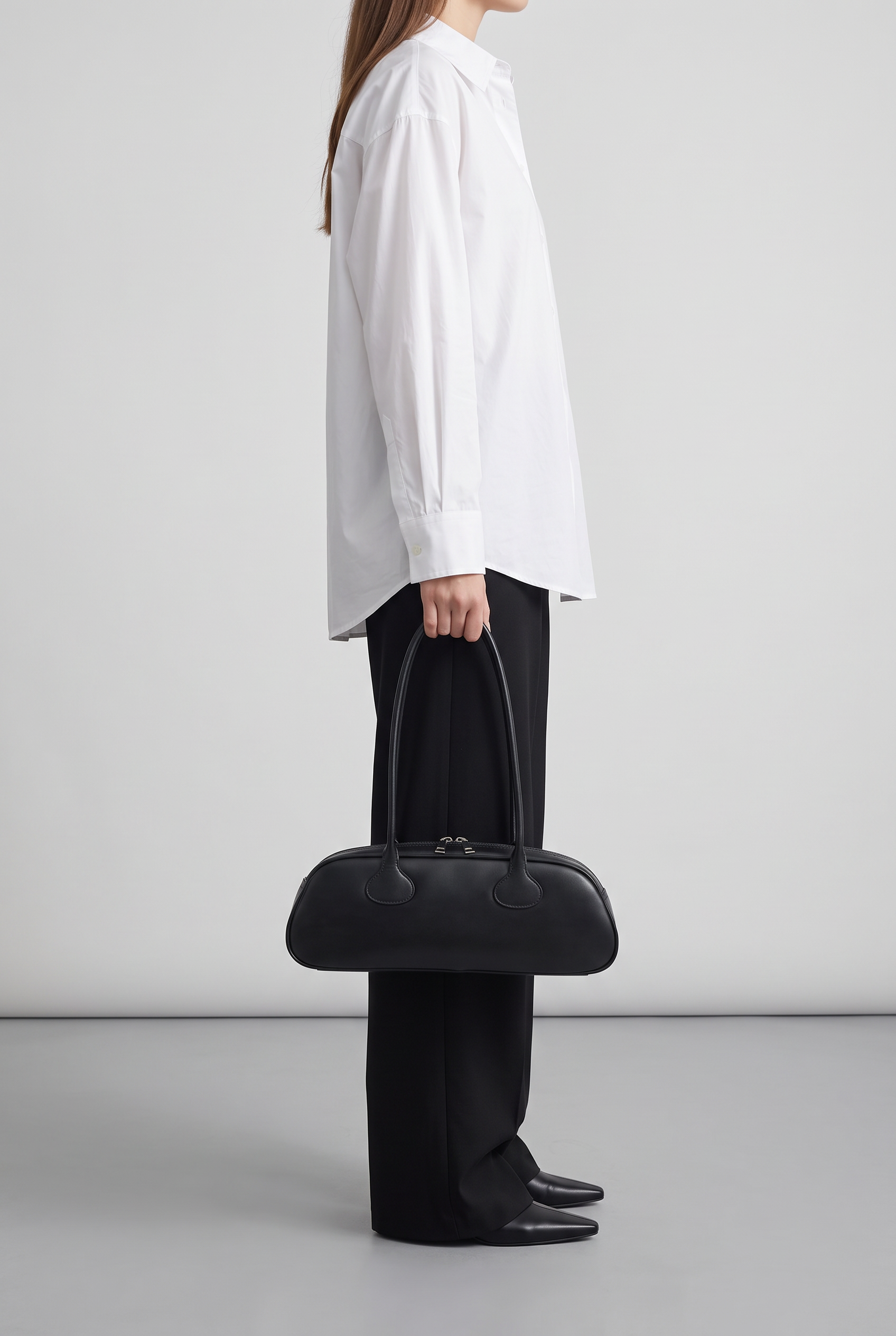 Sac GRETA noir, porté à la main