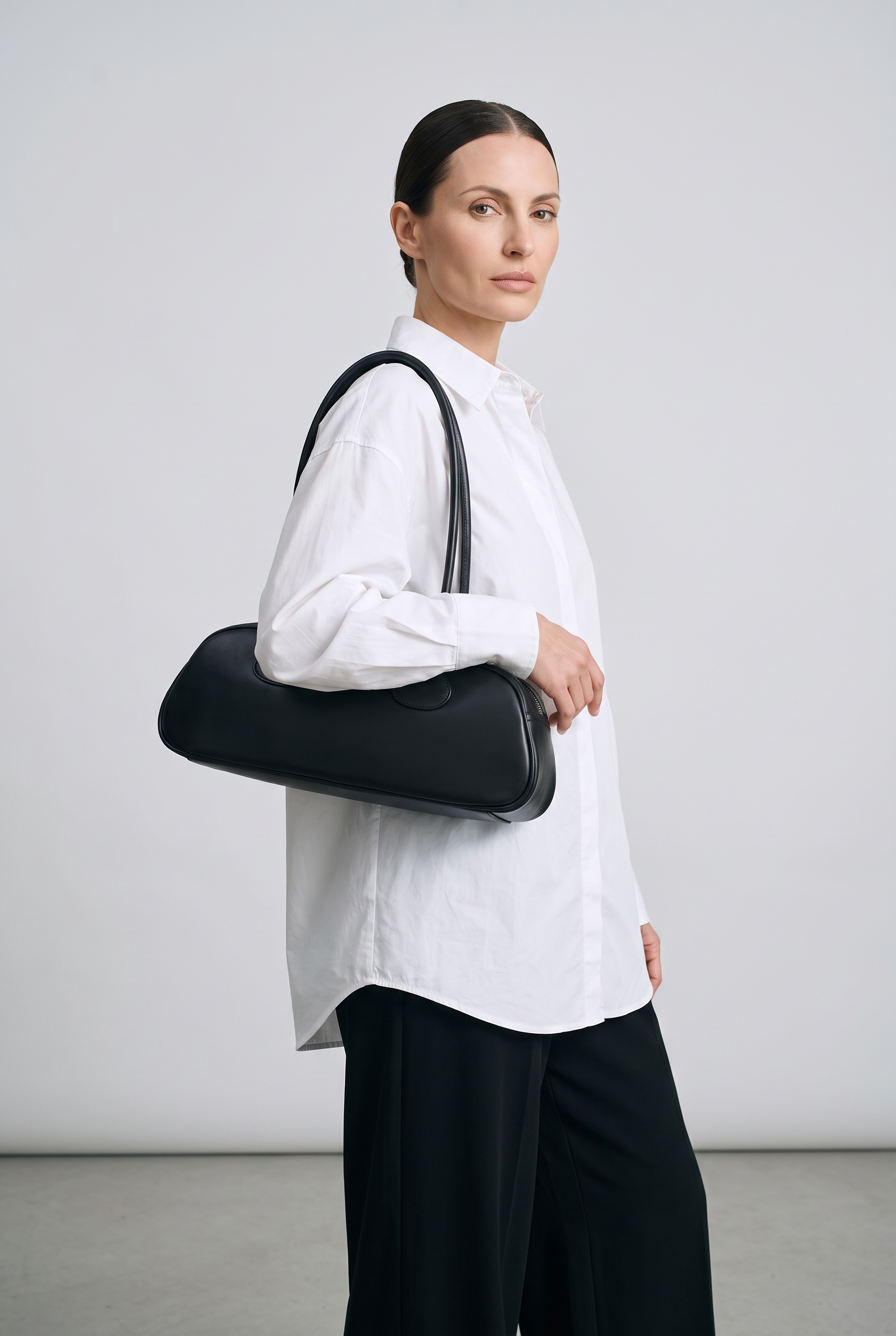 Sac GRETA noir, porté, de face