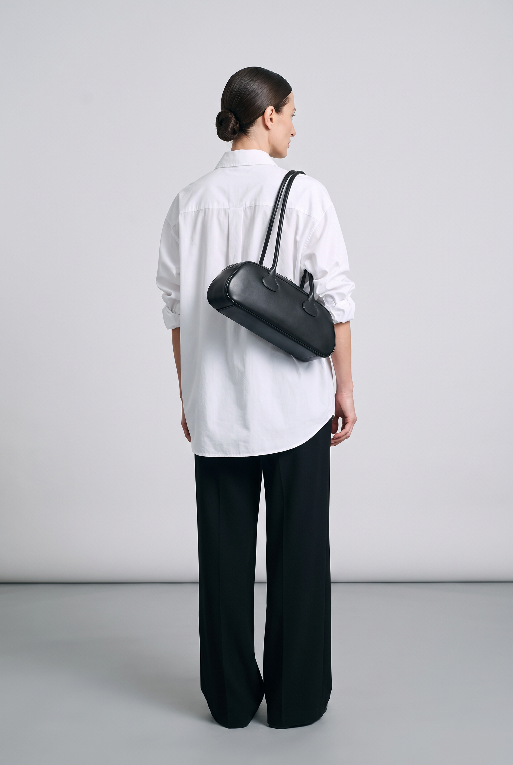 Sac GRETA noir, porté, de dos