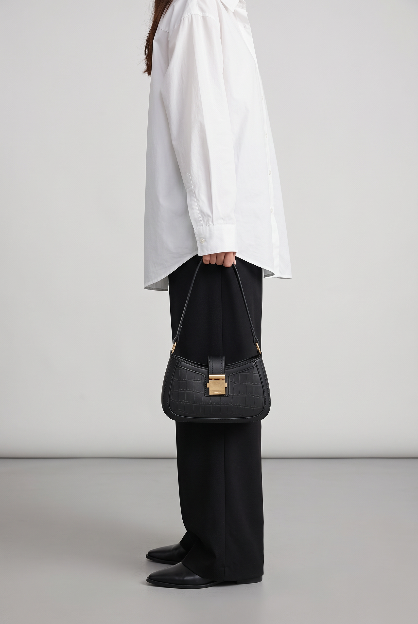 Sac NOA noir, porté à la main