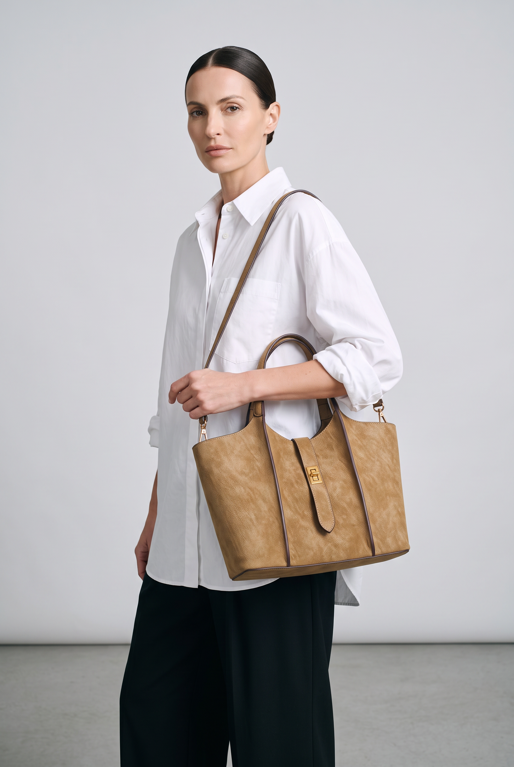 Sac GRACE camel, porté, de face