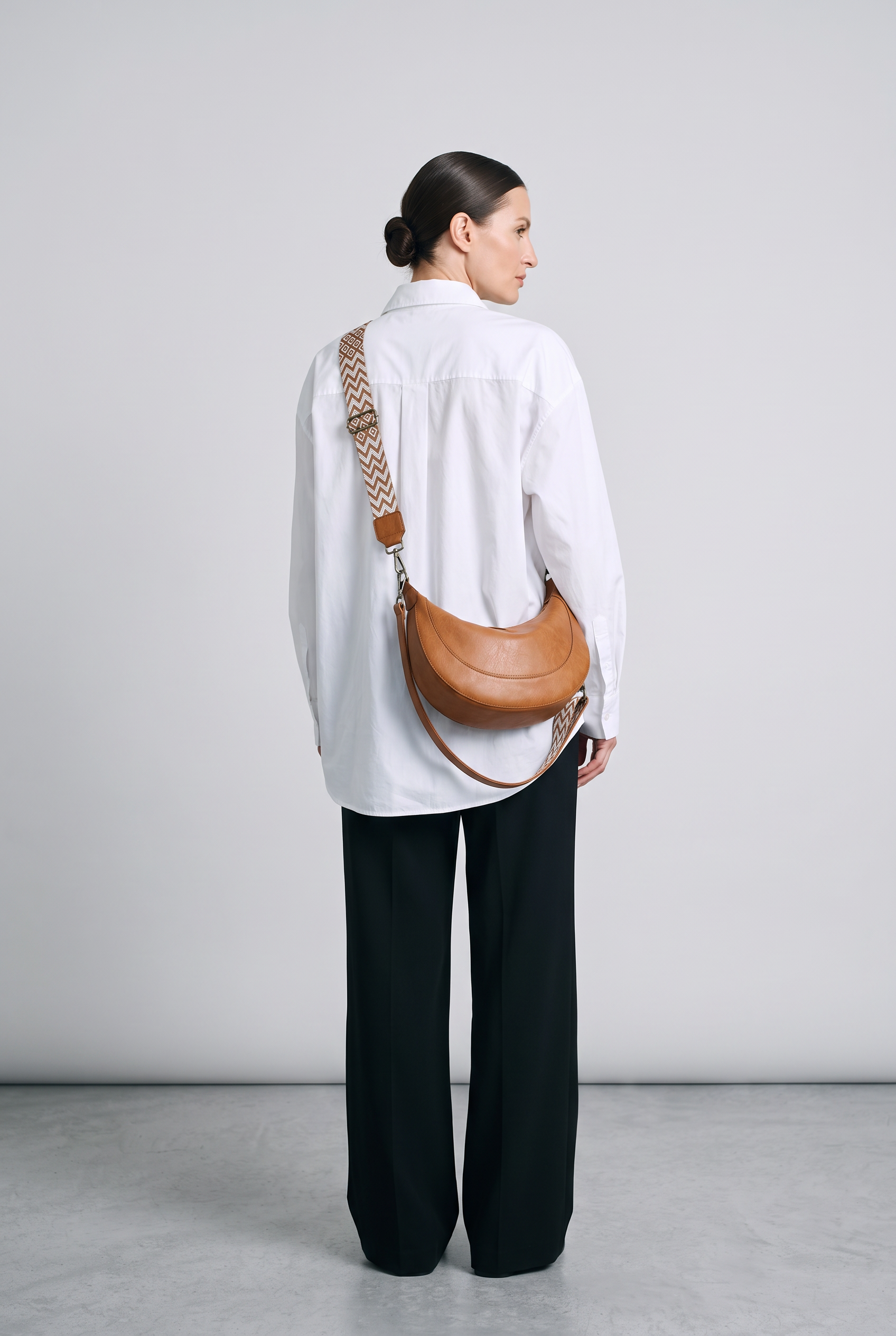 Sac LUNA camel, porté, de dos