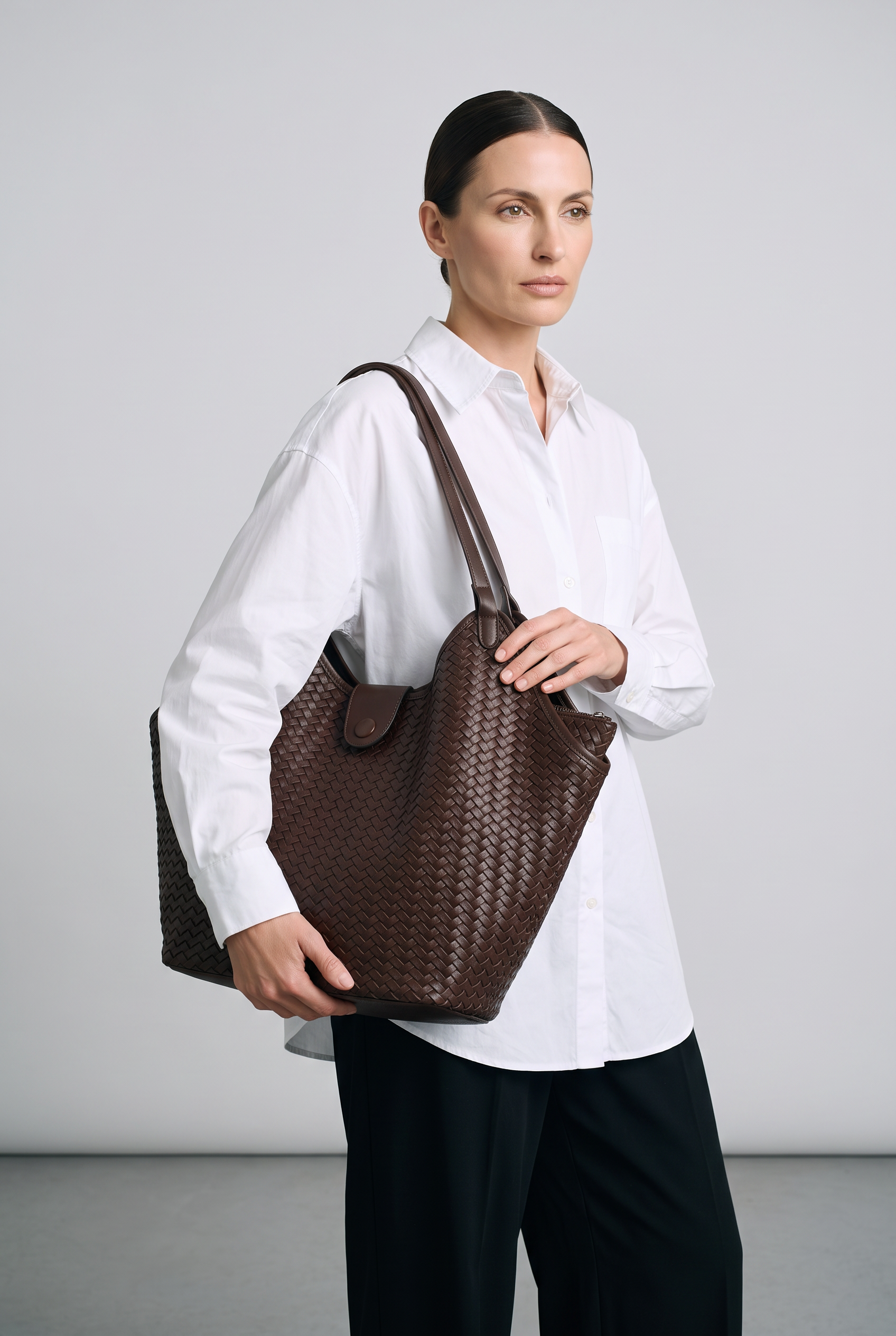 Sac SAVANNAH marron, porté, de face